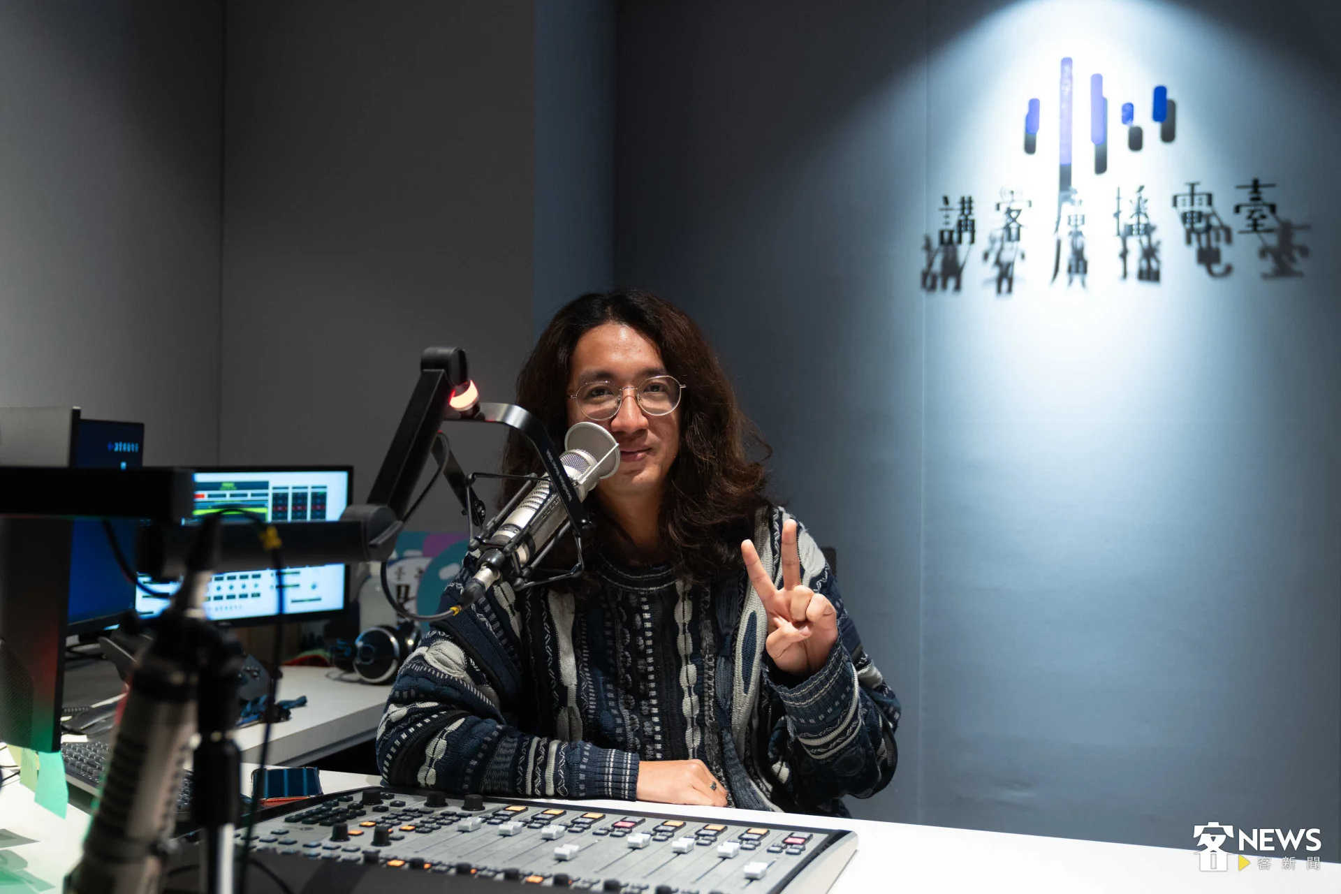 音樂大亂鬥主持人朱皮透露,錄製節目時喜歡燈光暗暗的Chill氛圍。范修語攝