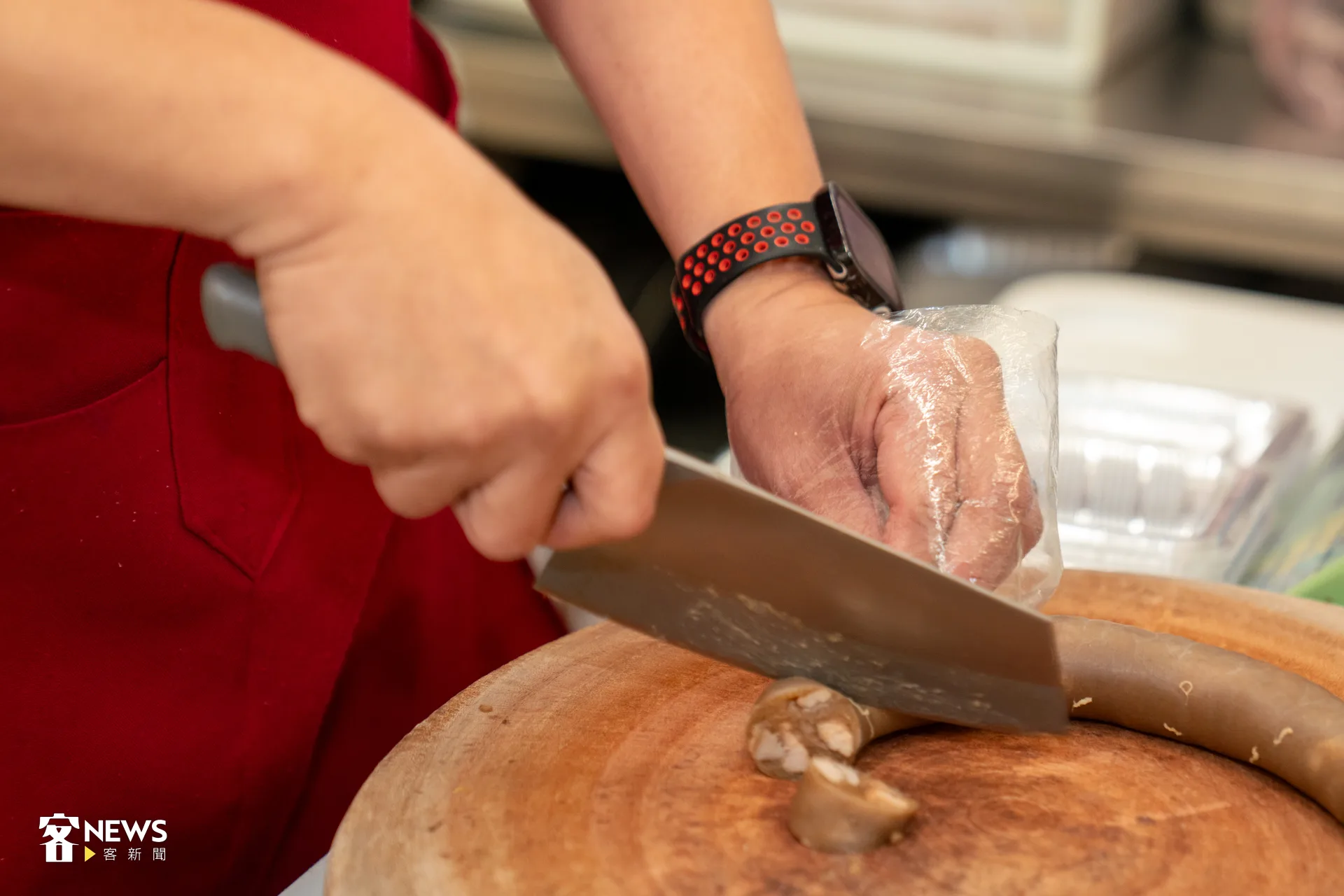 新埔客家女婿洪佳杰在新埔第一市場攤位現切煙腸。洪藝晅攝