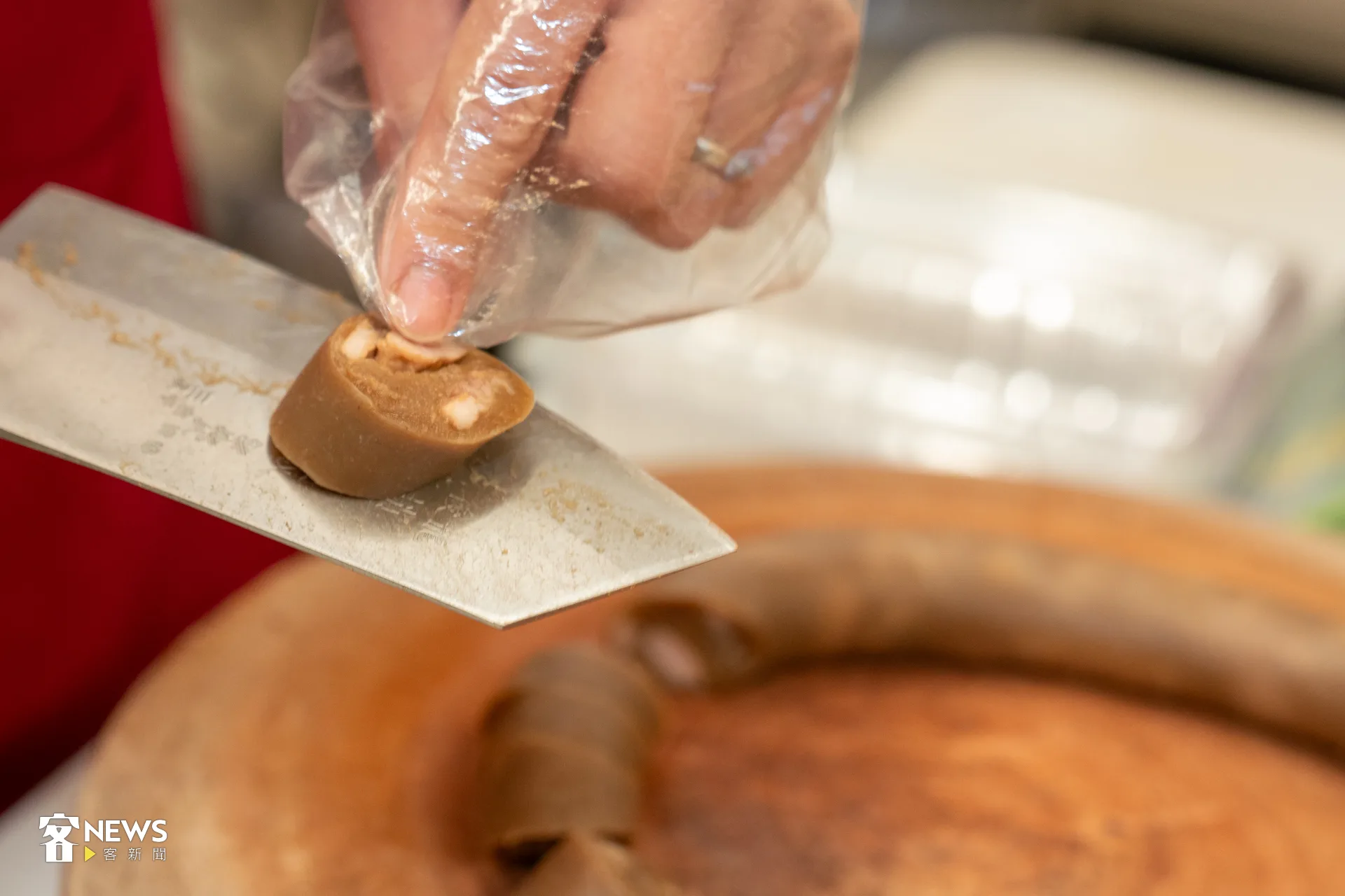 洪佳杰說，有瘦肉的煙腸（圖）更受歡迎，但純地瓜粉漿的煙腸才是許多長輩記憶中的傳統口味，推薦大家嘗試。洪藝晅攝