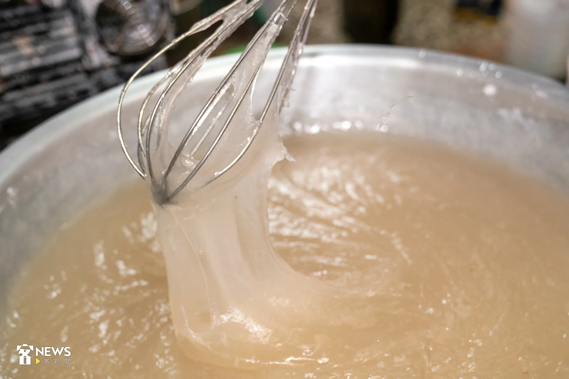 用熱水燙過的地瓜粉漿。洪藝晅攝