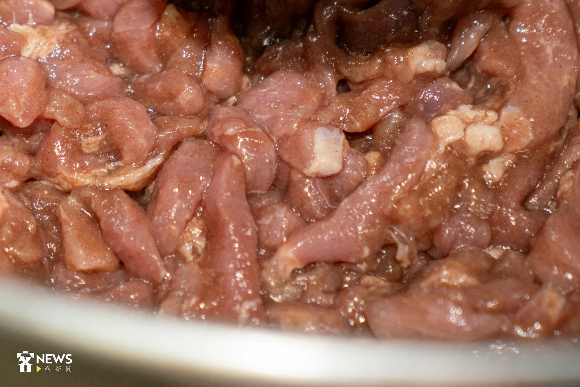 含肉煙腸使用全瘦肉，怕肥肉、油膩的民眾也可嘗試。洪藝晅攝