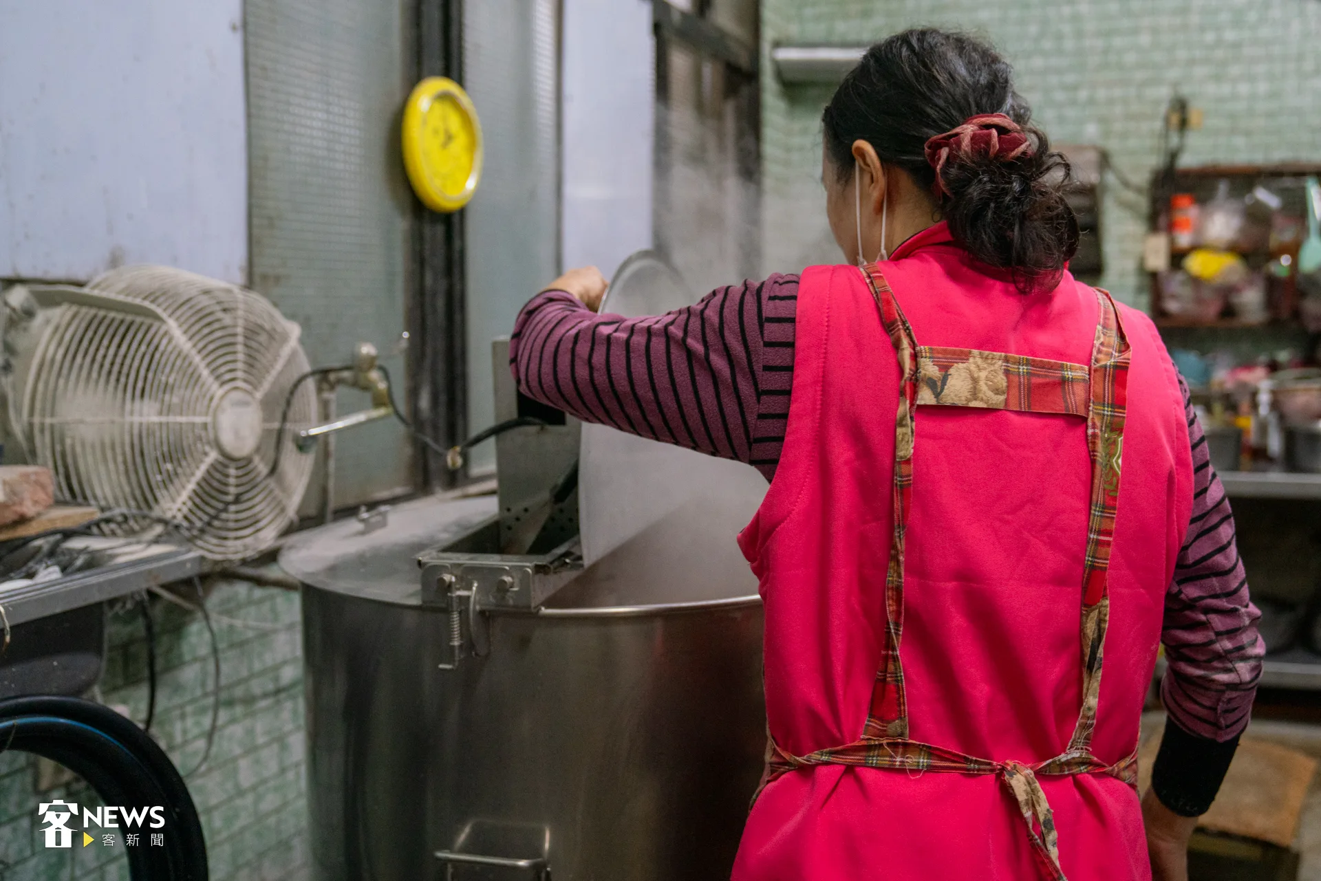 張雅軫查看味噌辣醬煮得如何。洪藝晅攝