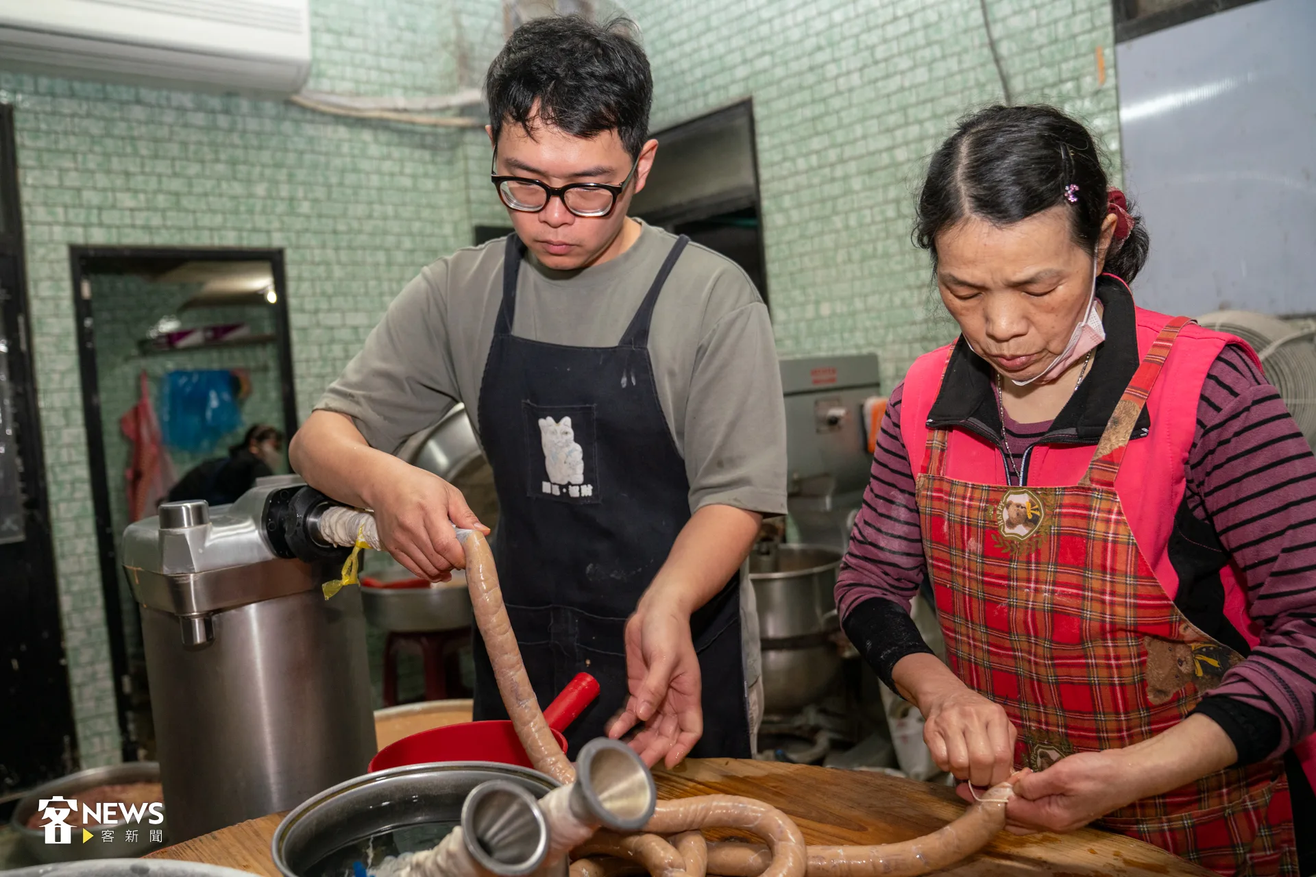 洪佳杰說，雖然天然的豬腸偶爾會破掉，不容易灌，還是希望採用天然食材而不是人工腸衣。洪藝晅攝