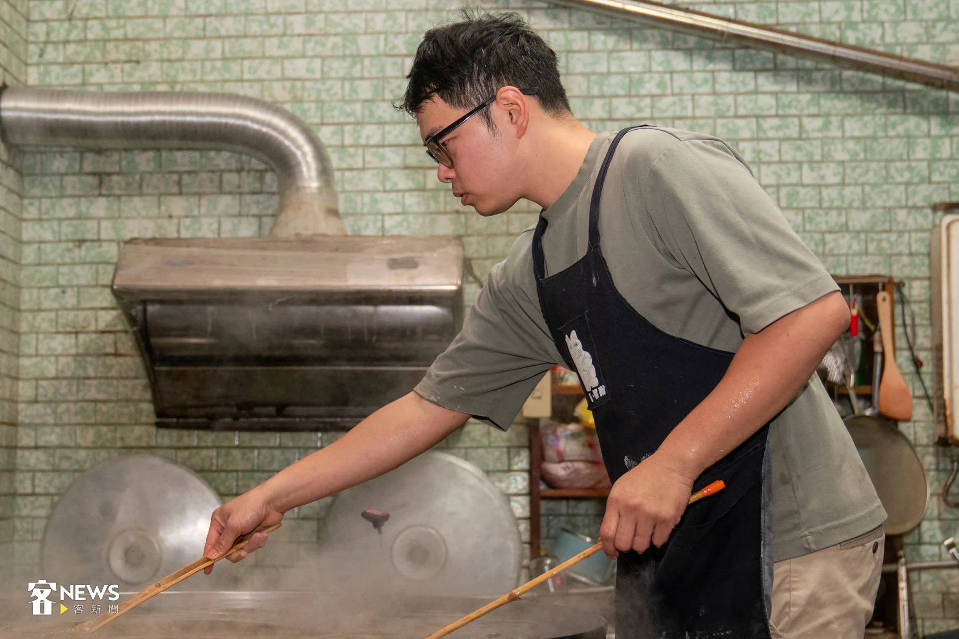 水煮煙腸時，一片煙波浩淼的樣子讓煙腸獲得充滿意境的美名。洪藝晅攝