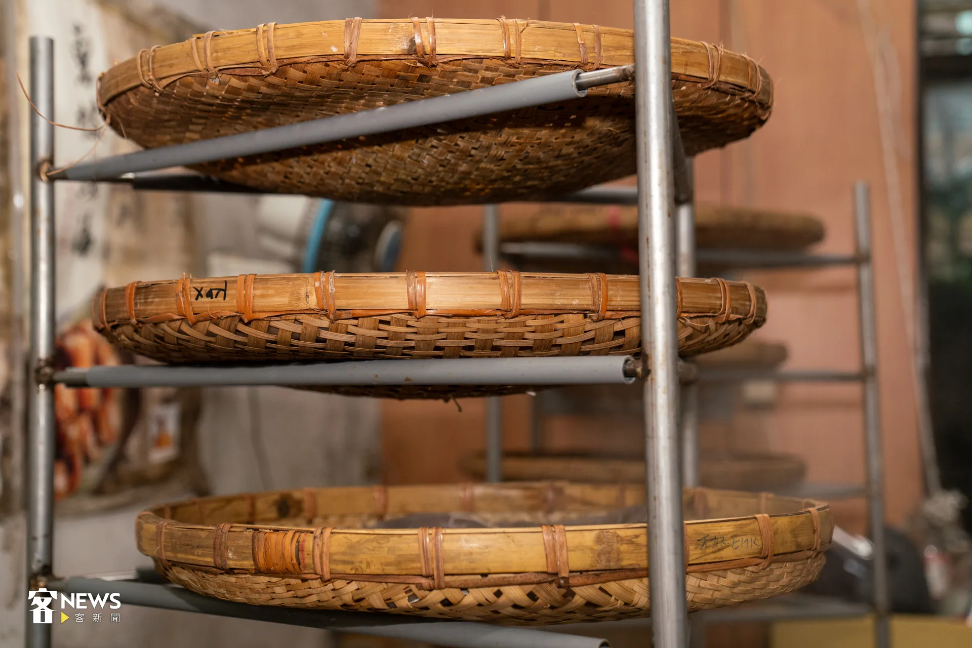 煮好的煙腸撈起後放涼。洪藝晅攝