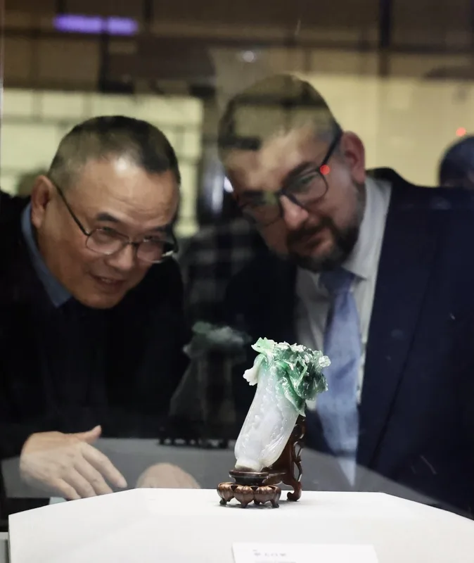 故宮人氣國寶「翠玉白菜」結束捷克展期重返台灣,故宮院長蕭宗煌(左)與捷克國家博物館總館長盧卡其(Michal Lukeš)(右)29日在記者會上一同欣賞回歸故宮北院的「翠玉白菜」。中央社