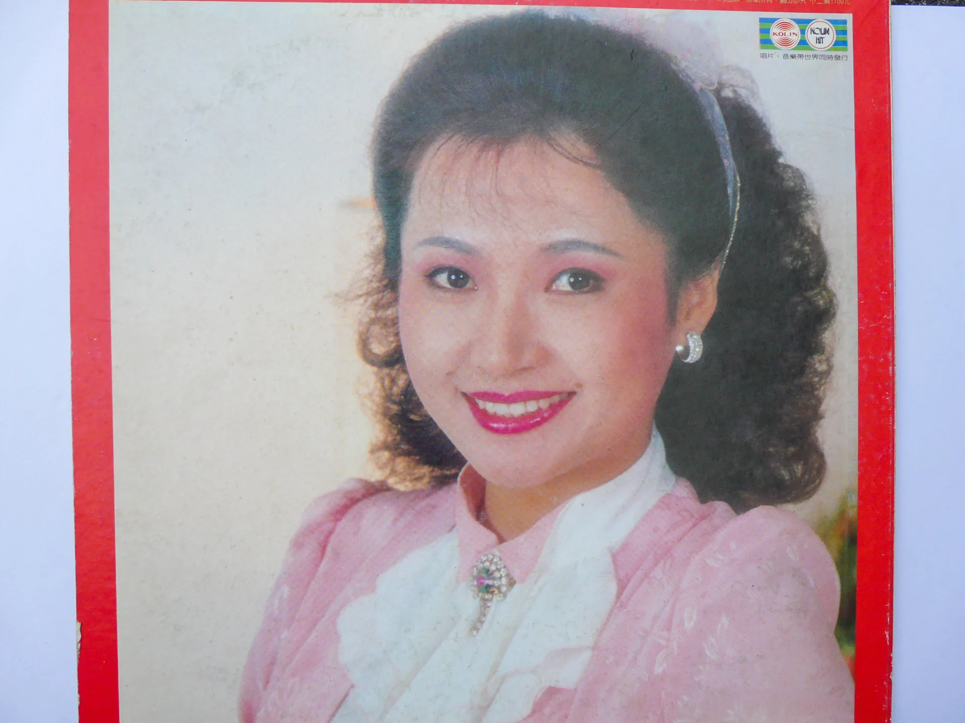 1983年由歌林唱片公司發行，當時知名歌星池秋美演唱的專輯，其中有一首客家歌〈𠊎係中國人〉是由吳盛智作曲涂敏恆作詞。楊國鑫攝