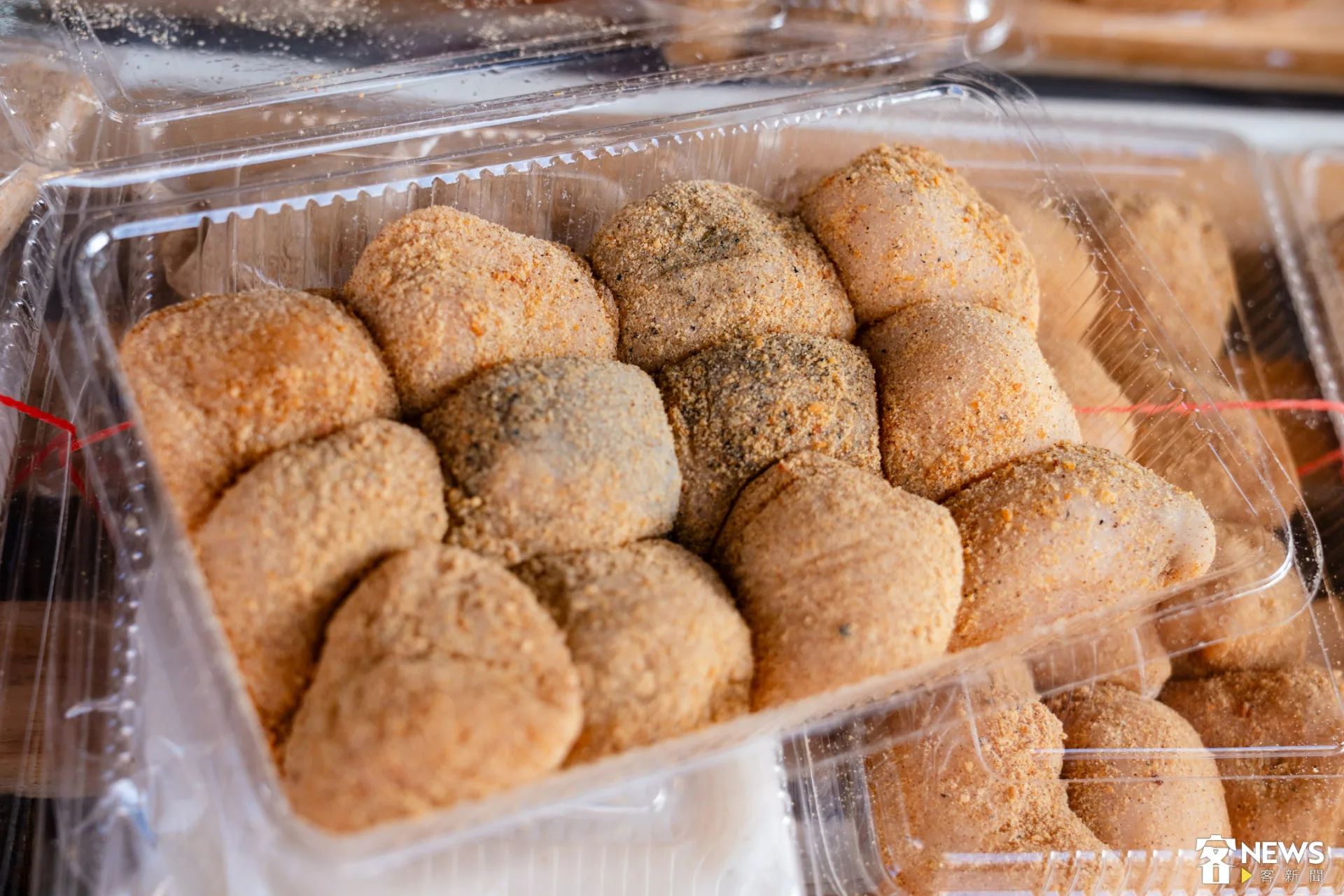 麻糬外皮軟糯細緻，入口咀嚼不黏牙，還能吃出濃郁米香，紅豆內餡保有顆粒感、香甜綿密，但外層花生粉僅有純粹香氣，使整體甜而不膩。朱愷元攝