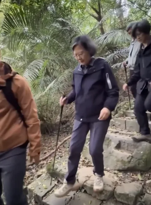 蔡英文在 Threads 分享浪漫台三線「樟之細路 」的登山花絮影片。翻攝自蔡英文threads