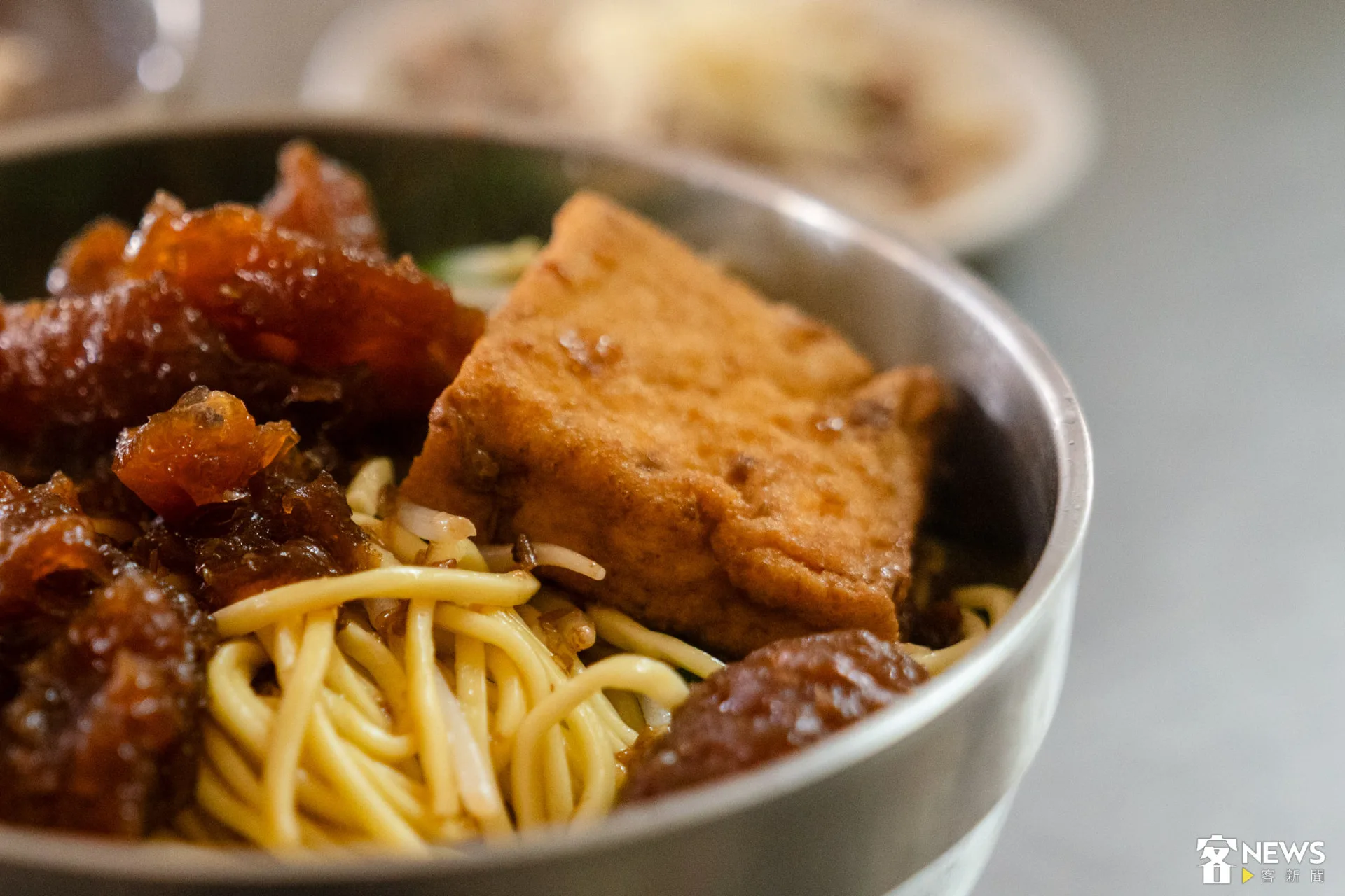 滷至烏黑透亮的「四塊厝爆皮麵」還會加入一塊油豆腐。朱愷元攝