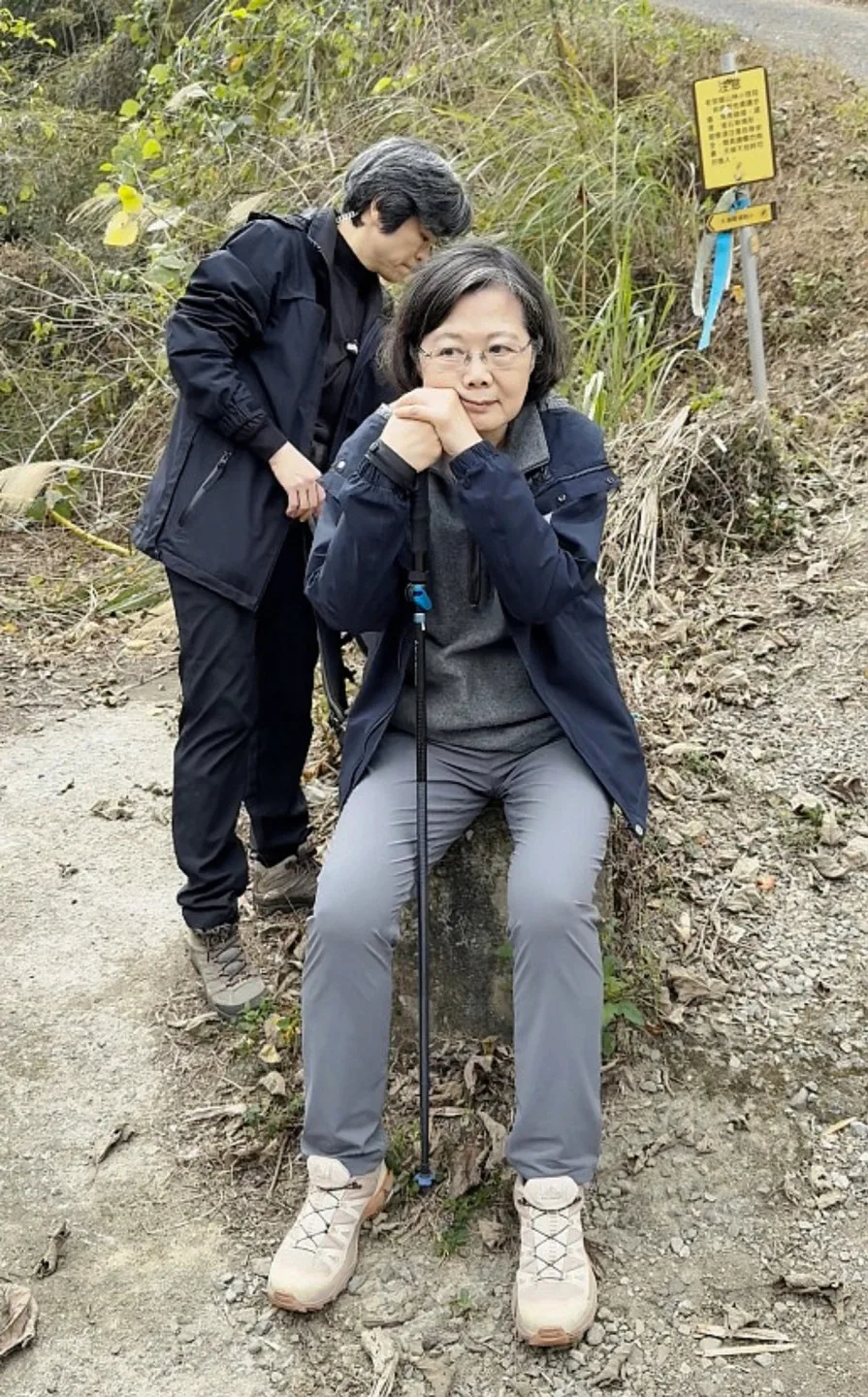 蔡英文路邊坐下托腮休息的畫面，令網友直呼可愛。翻攝自蔡英文threads