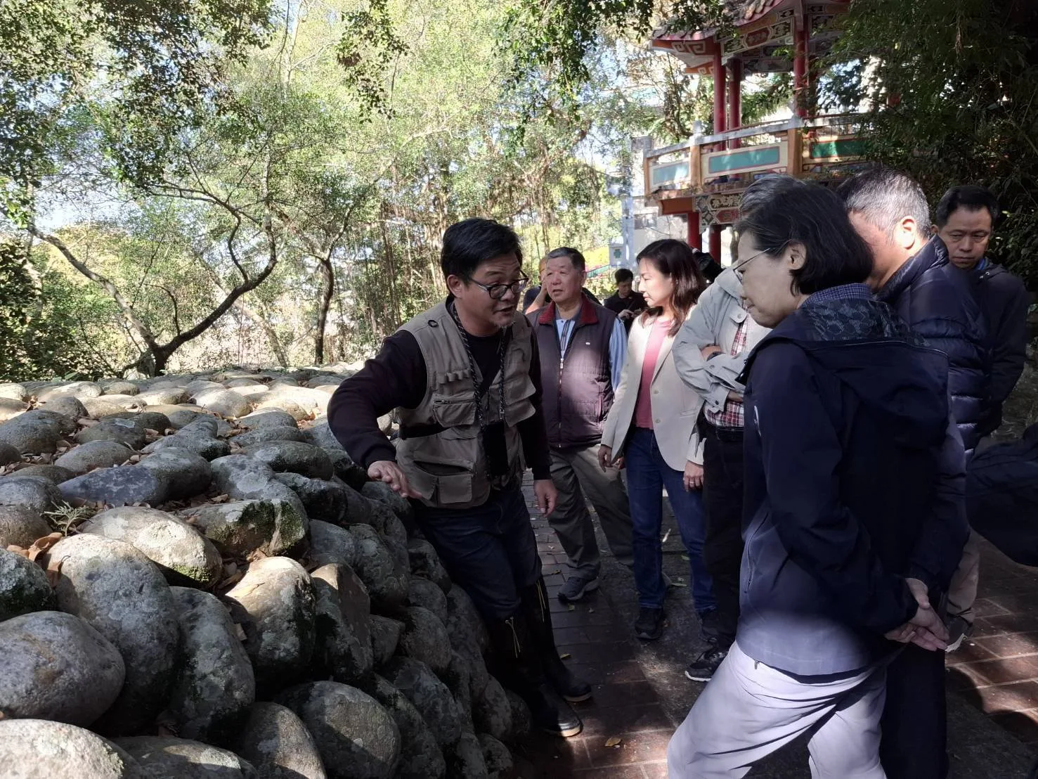 前總統蔡英文參觀鯉魚伯公，當地青年吳哲銘介紹客家石駁技術。翻攝吳哲銘臉書