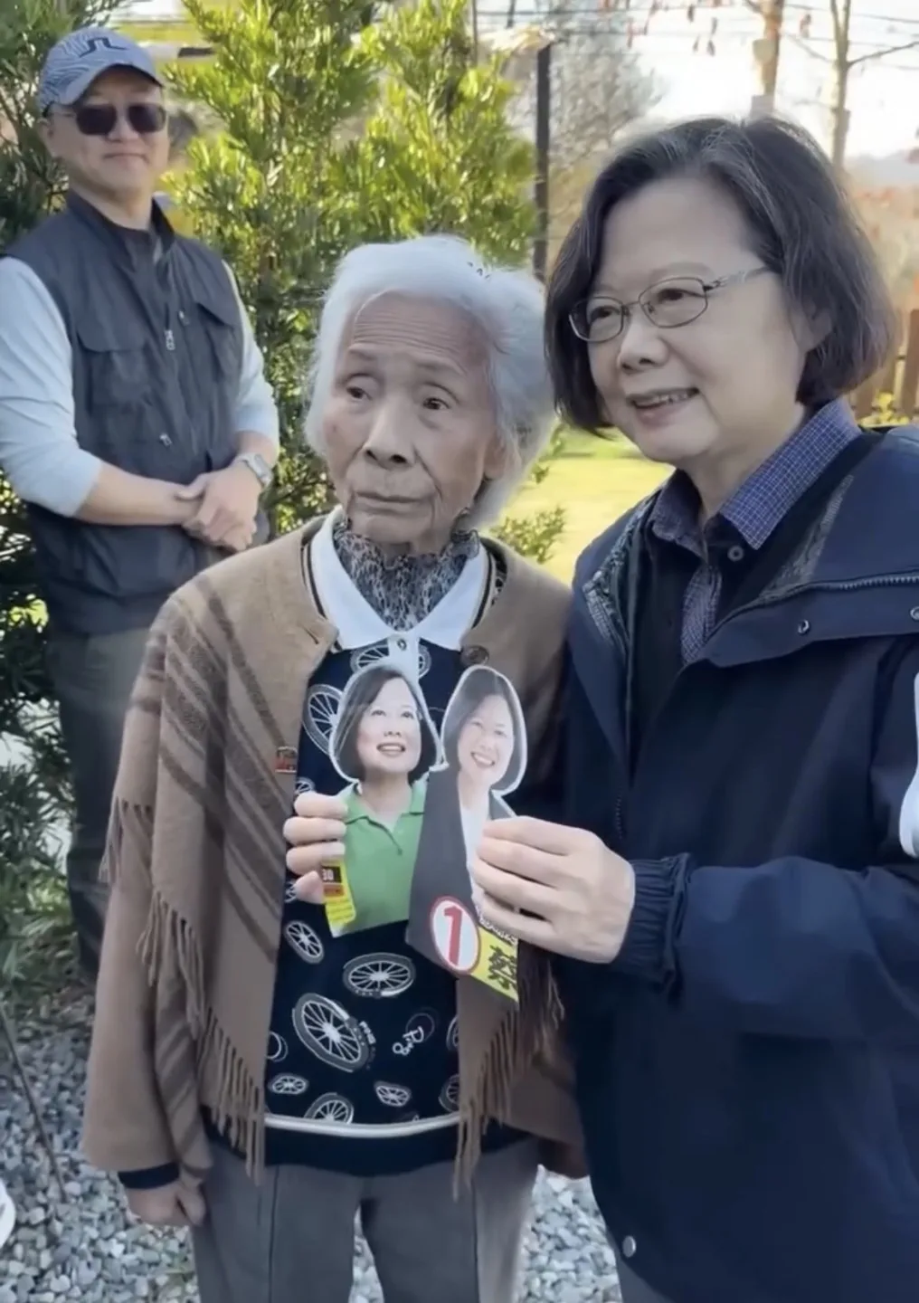 蔡英文前幾日走訪浪漫台三線「樟之細路 」，支持者與蔡英文合照。翻攝自蔡英文threads