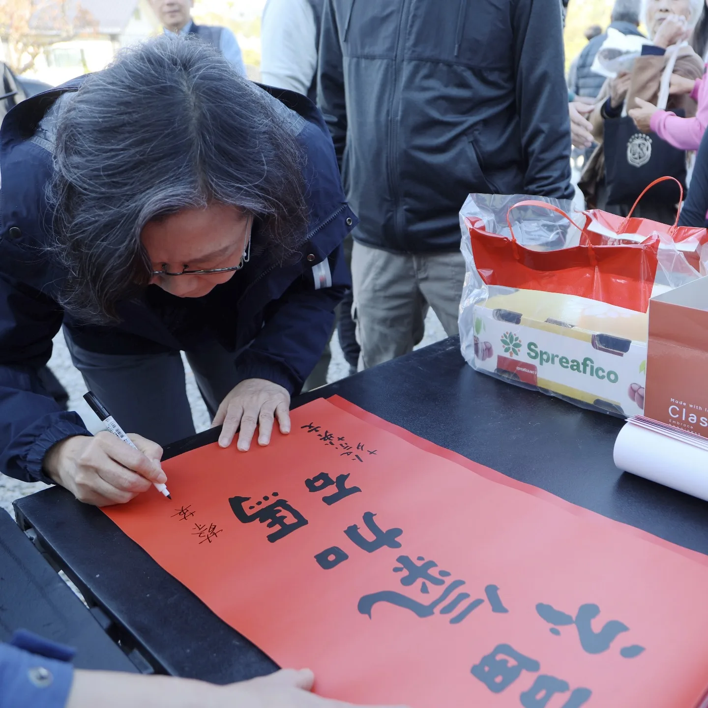 蔡英文前幾日走訪浪漫台三線「樟之細路 」，在春聯上簽名。翻攝自蔡英文threads