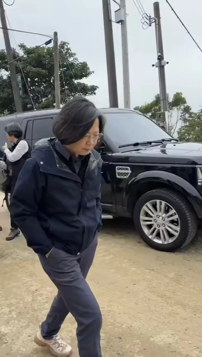 蔡英文手插口袋走路讓網友直呼「不要那麼帥」。翻攝自蔡英文threads