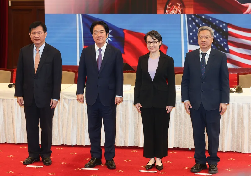 總統賴清德(左2)3日在總統府主持「台美經濟繁榮夥伴對話」記者會,副總統蕭美琴(右2)、外交部長林佳龍(左)、經濟部長龔明鑫(右)出席與會。中央社