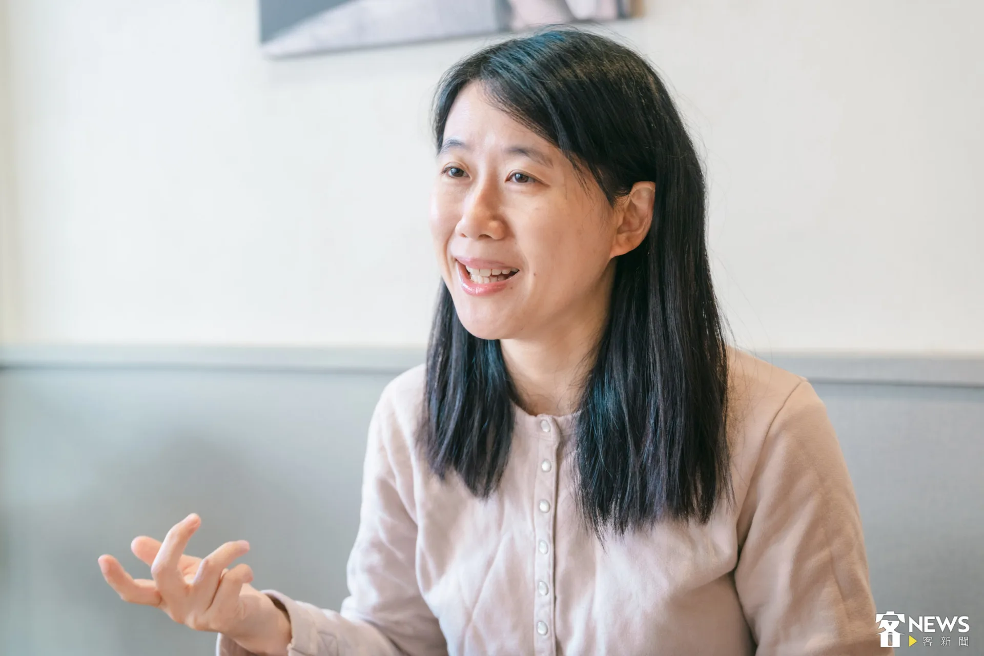 張郅忻《覓蜆仔》全書共27個章節，內容圍繞家族記憶、母職經驗、性別處境與語言身分等主題。朱愷元攝