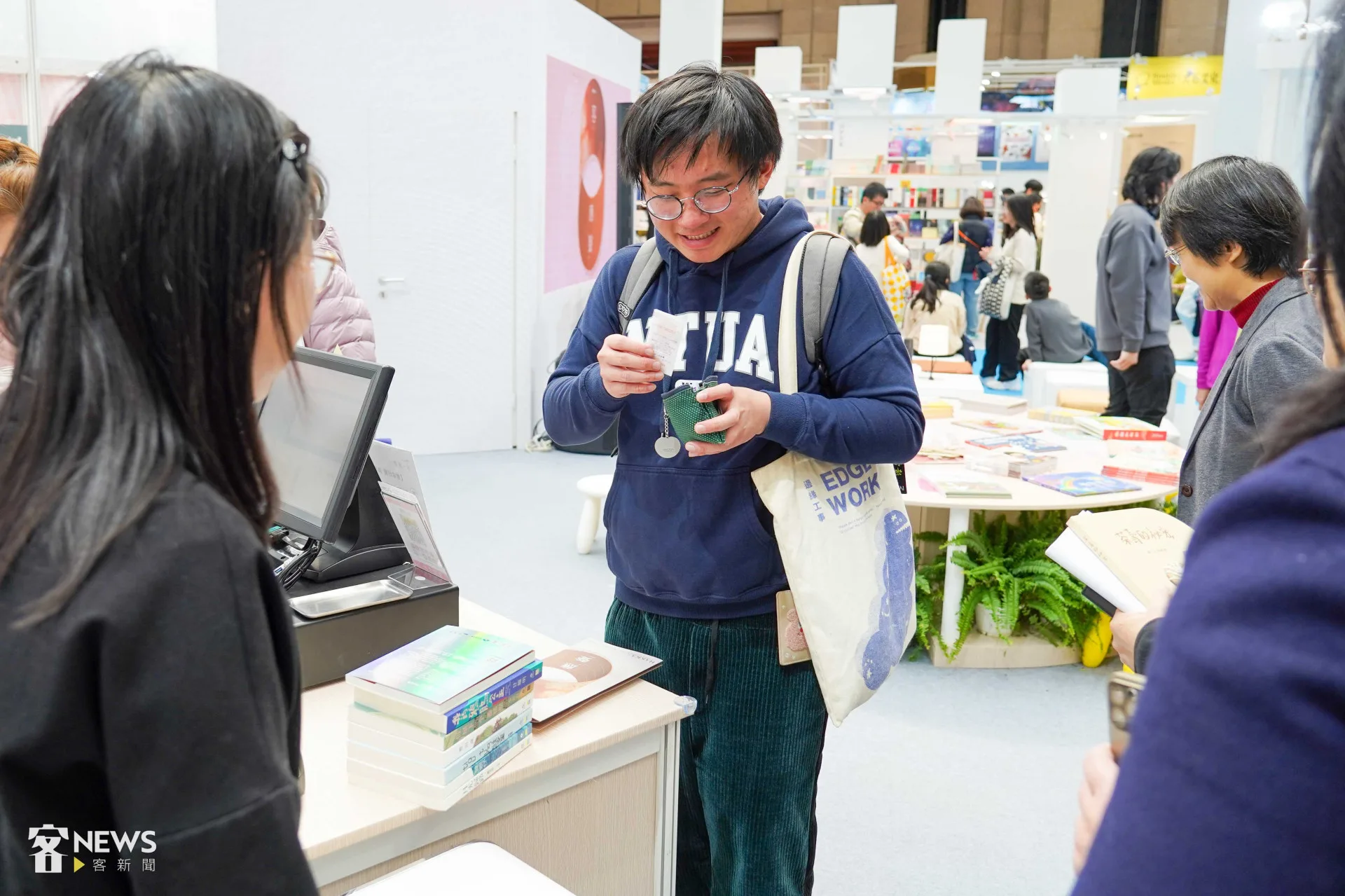 身為彰化客底的游同學，在書展一開幕就購買了客委會七本客語文學作品，希望能藉此找回母語。李台源攝
