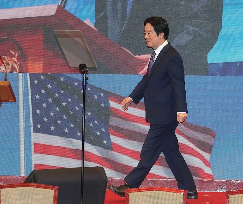 總統府3日上午在大禮堂舉行「台美經濟繁榮夥伴對話」記者會,由總統賴清德(圖)親自主持說明,賴總統強調,經濟越安全,產業就越繁榮;經濟越繁榮,台灣就越有實力走向世界。中央社