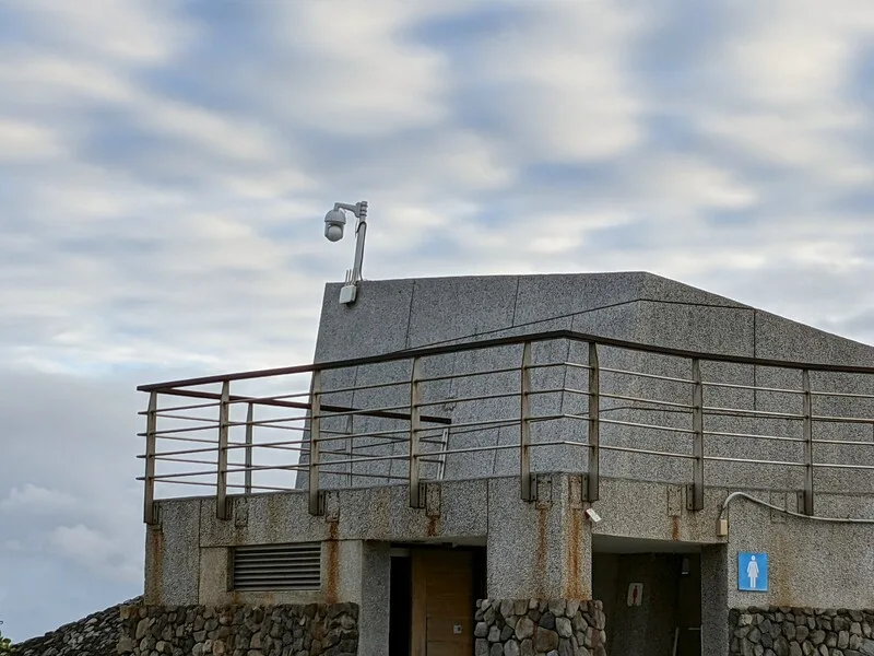東部海岸國家風景區管理處設置在台東加路蘭遊憩區的即時影像鏡頭，日前遭人轉動。東管處強調，即時影像除提供即時畫面，也同步串聯災害預警，如任意破壞將依法求償，絕不寬貸。民眾提供