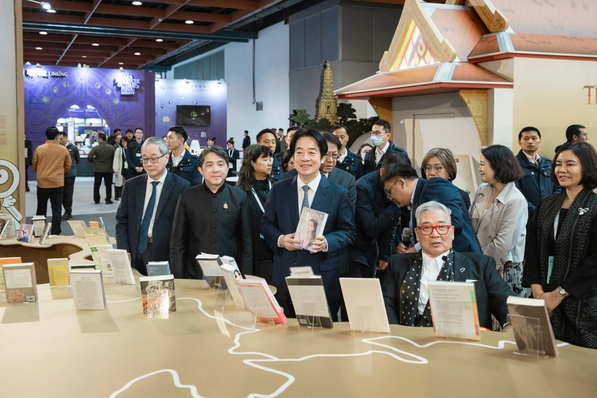 總統賴清德上午參觀書展主題國泰國館。總統府提供