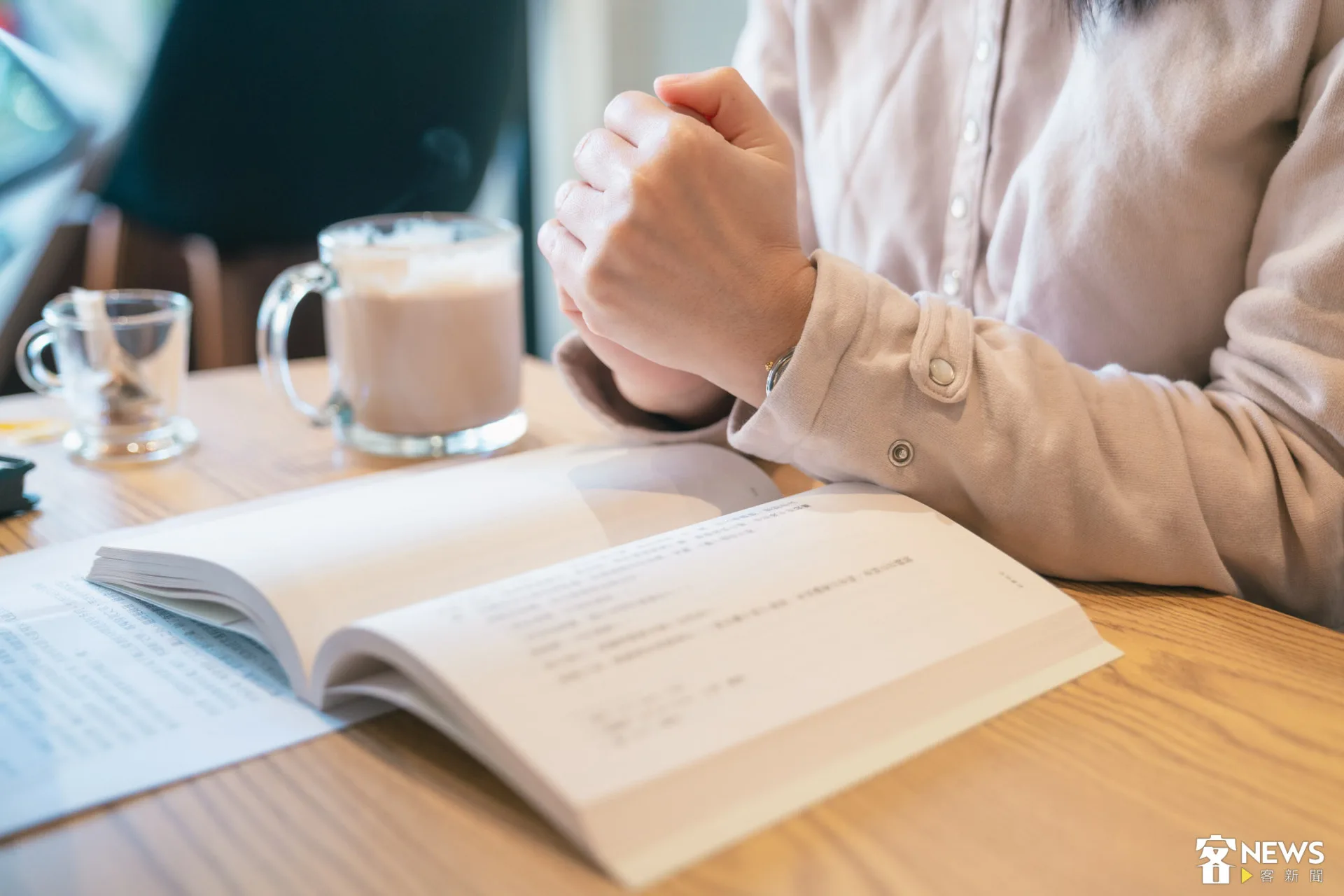 專訪當天桃園氣溫驟降，張郅忻點了一杯熱奶茶，雙手不時捂著杯身，邊取暖邊回應。朱愷元攝
