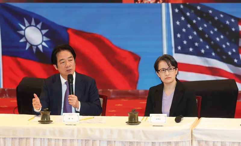 總統府3日上午在大禮堂舉行「台美經濟繁榮夥伴對話」記者會，由總統賴清德（左）親自主持並回應媒體提問。右為副總統蕭美琴。中央社