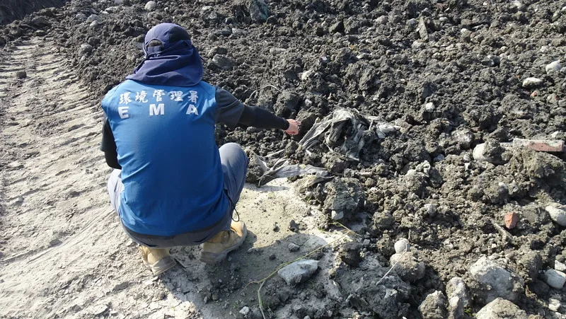 高雄美濃大峽谷案因盜採砂石並違法傾倒廢棄物引發各界重視。環境部3日表示，經檢警調環查緝平台調查，開挖發現地下回填營建廢棄物。環境部提供