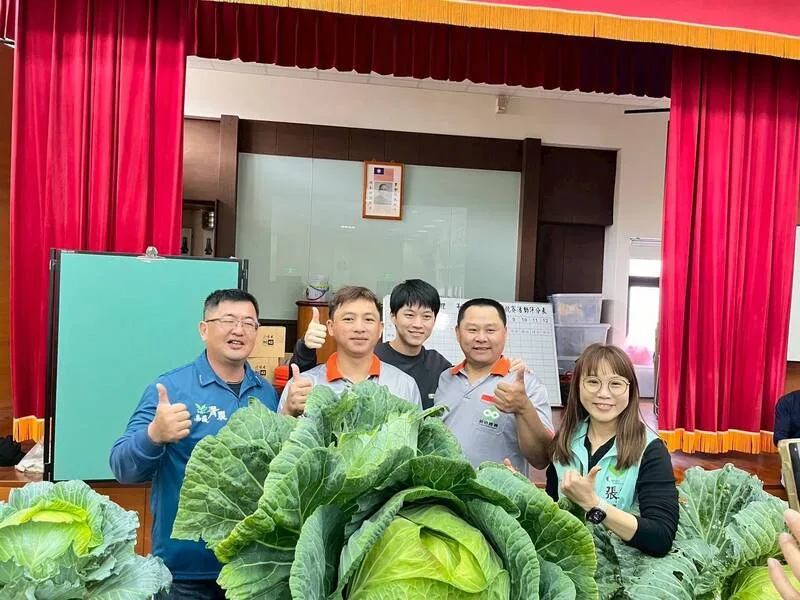 澎湖縣「第10屆高麗菜王比賽」，31日在高麗菜王比賽中，由83歲菜農洪丙仲（右）以22.51斤奪得高麗菜王，縣長陳光復（右2）與議長陳毓仁（左2）盛讚有加。中央社
