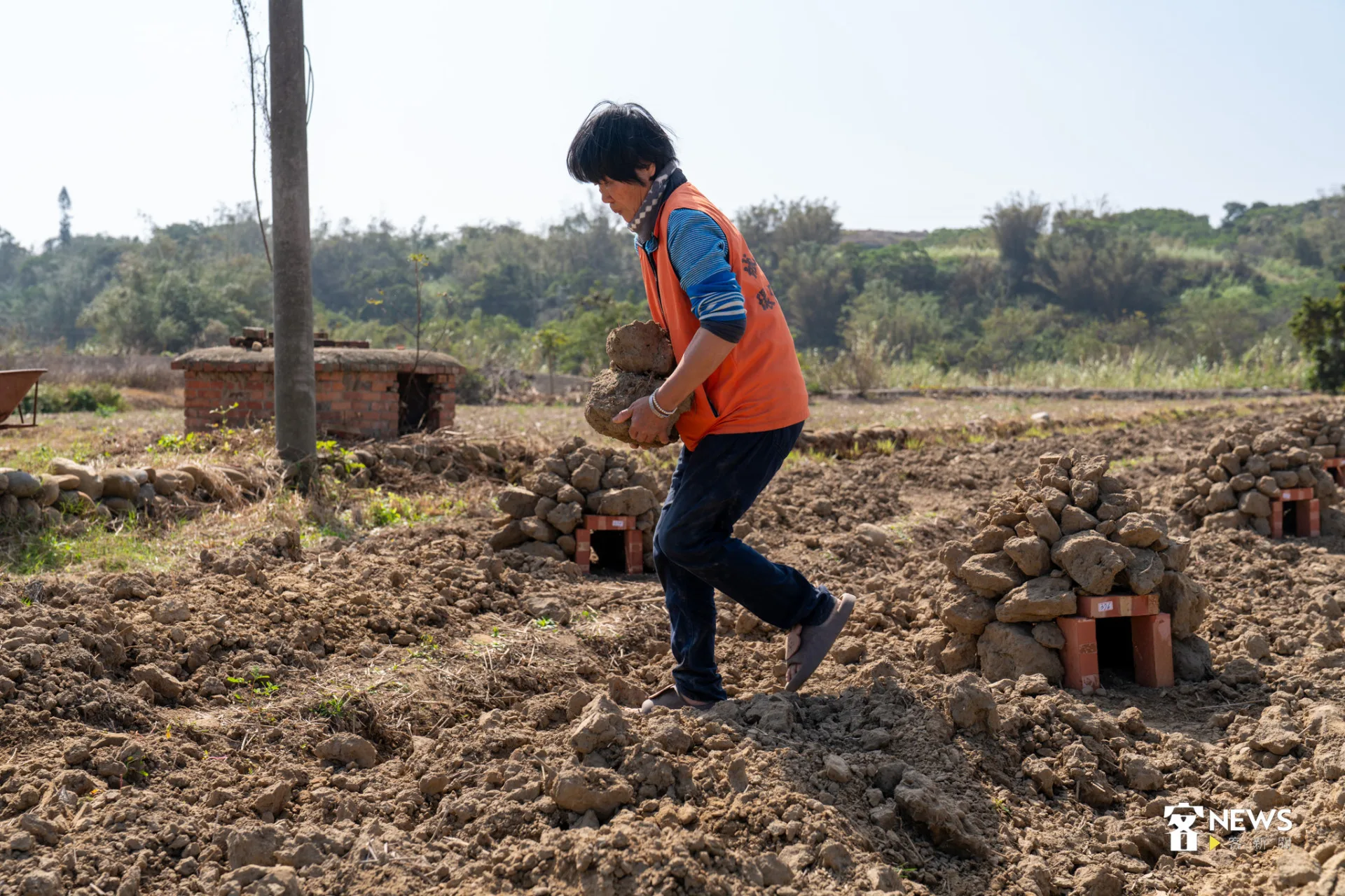 工作人員協助搭窯。李宥妍攝
