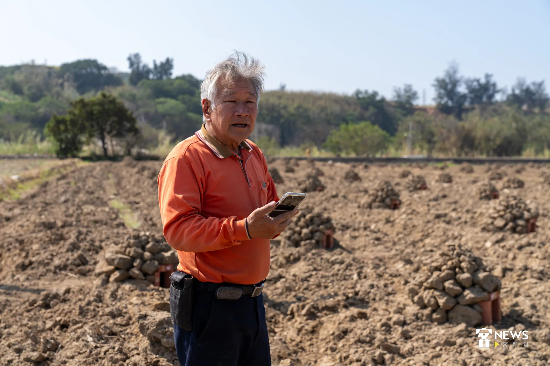 通霄鎮城北里長詹春旺說，現在許多都會家庭不會搭窯，所以活動主辦方會事先幫參加者搭好。李宥妍攝