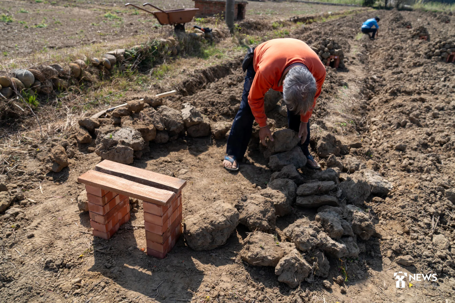 里長詹春旺協助搭窯。李宥妍攝