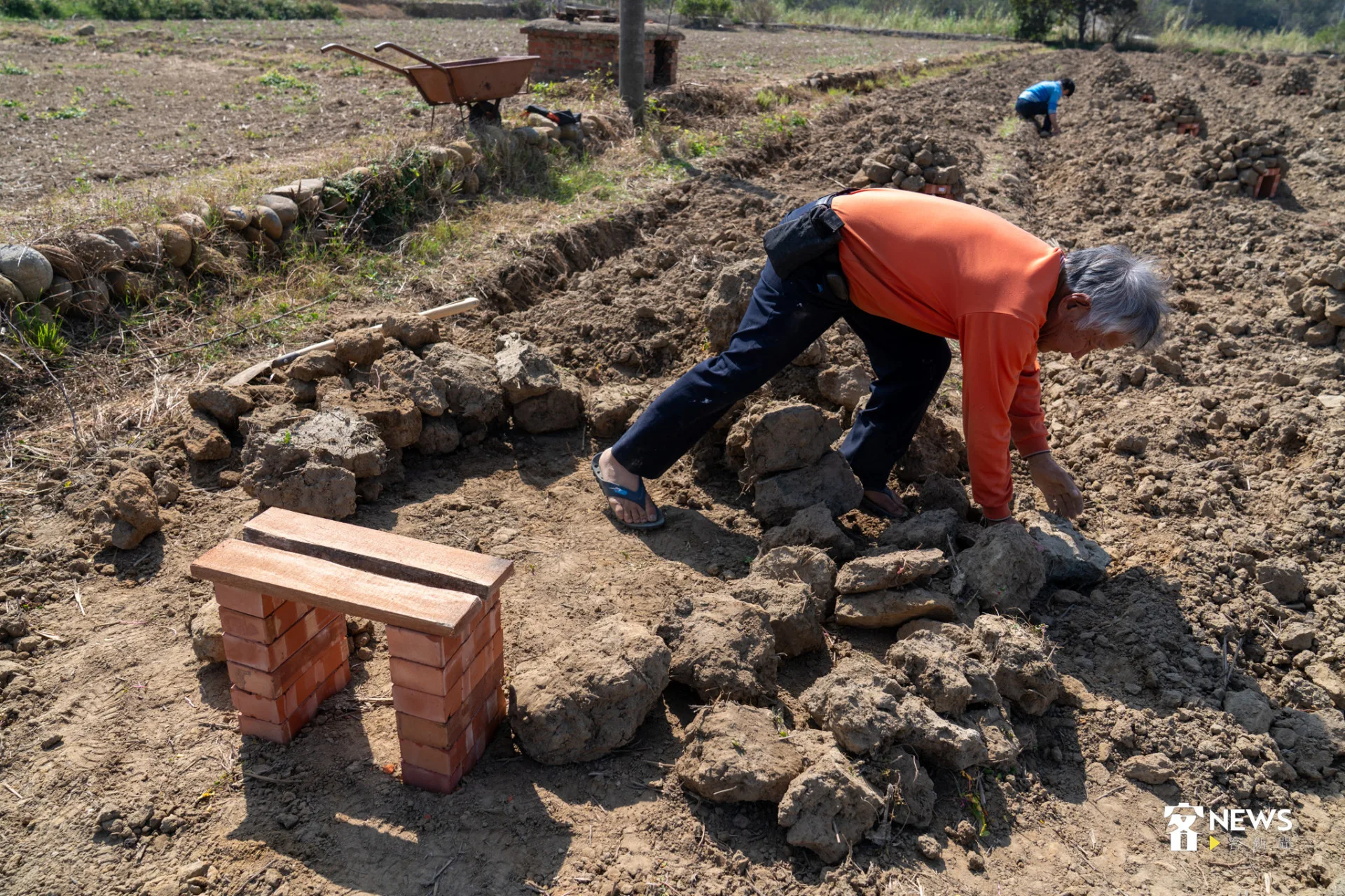 里長詹春旺協助搭窯。李宥妍攝