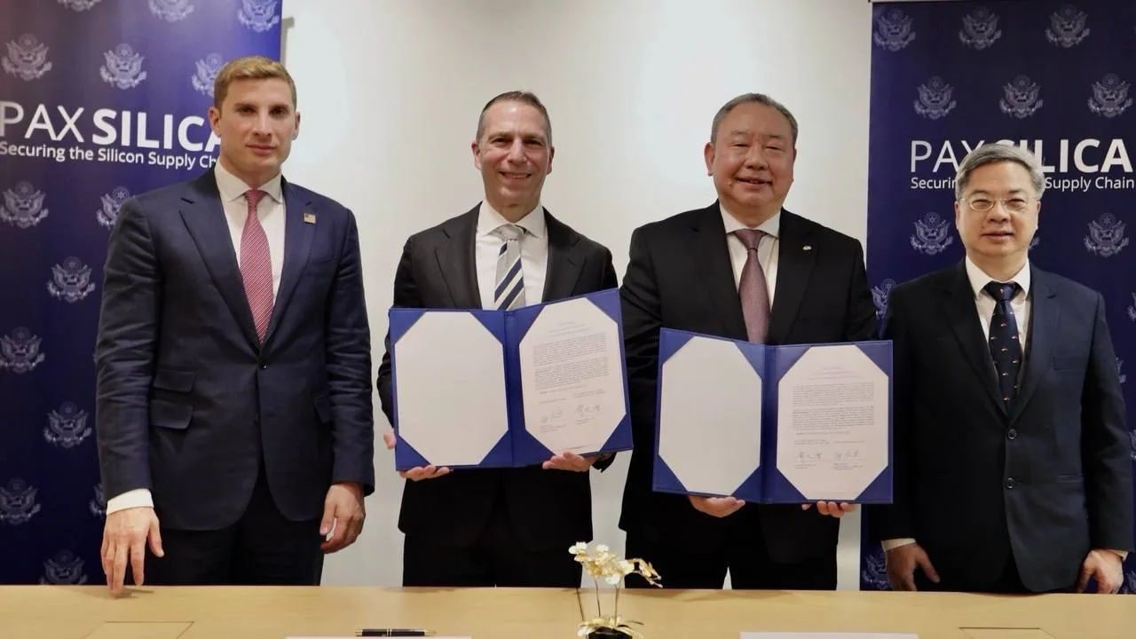 台美雙方簽署「矽盛世宣言及台美經濟安全合作聯合聲明」，經濟部長龔明鑫（右一）與美國國務院經濟事務次卿Jacob Helberg（左一）見證。總統府提供