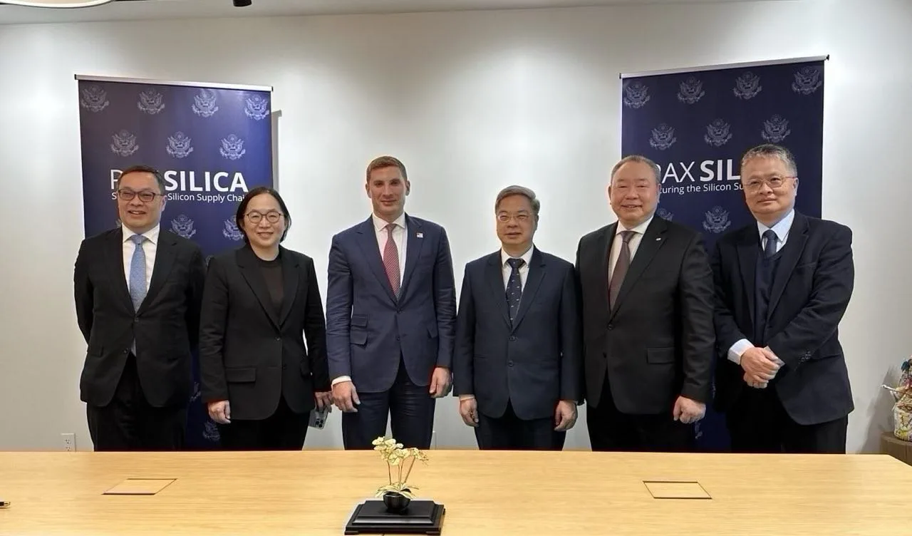 美國國務院經濟事務次卿Jacob Helberg（左三）與經濟部長龔明鑫（右三）及我方與會官員（左起外交部政務次長陳明祺、數位發展部政務次長侯宜秀、駐美國代表處俞大濡大使及教育部政務次長劉國偉）合影。總統府提供