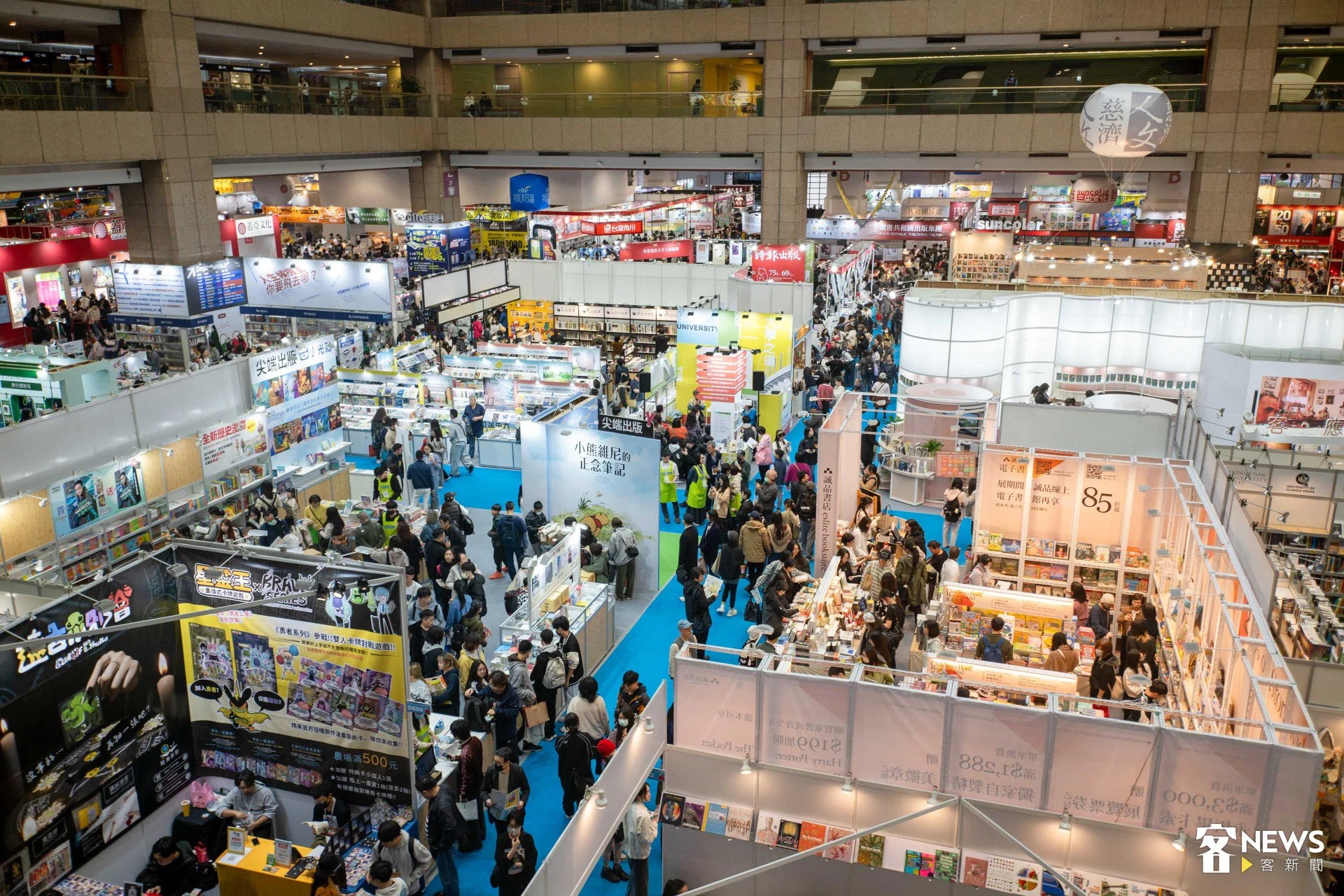 台北國際書展開幕首日即湧入大量人潮。范修語攝