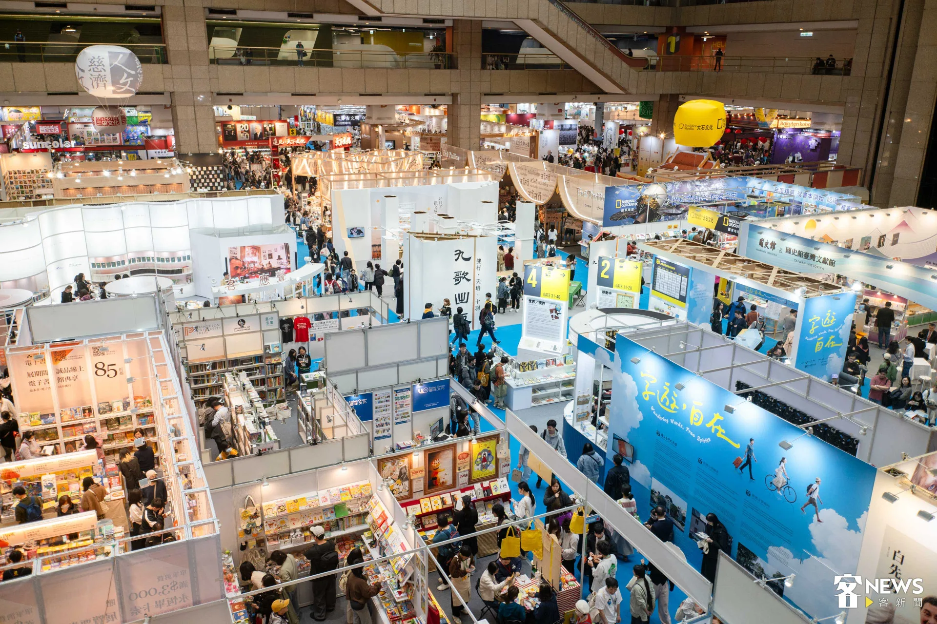 台北國際書展開幕首日即湧入大量人潮。范修語攝