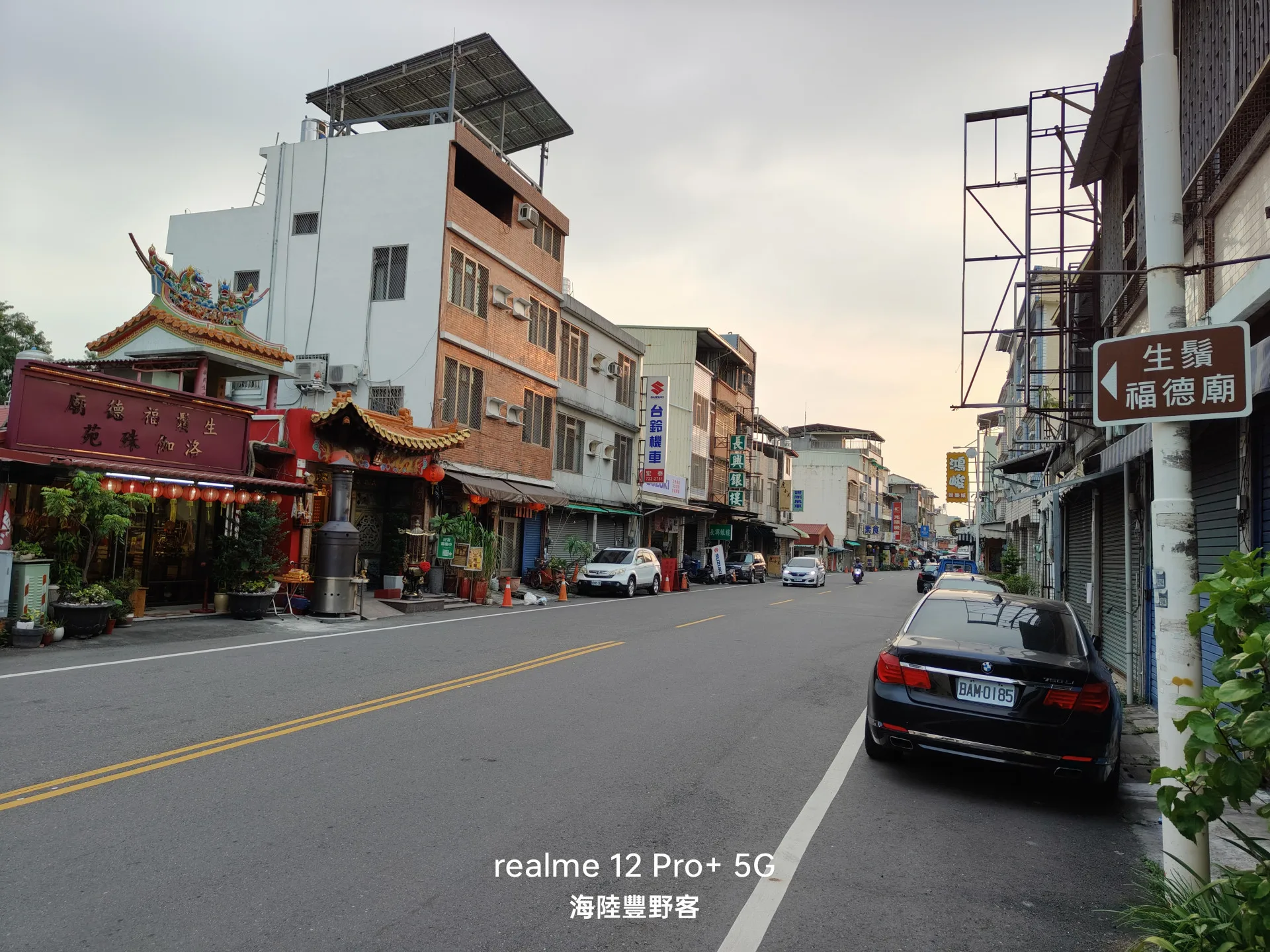 來到臺灣尾，臺灣最南片个屏東縣麟洛鄉客家莊，看著有一間伯公廟安做「生鬚伯公」，試著已生趣，就落去遶看啊，看係生麼个鬚？廖佳仁攝