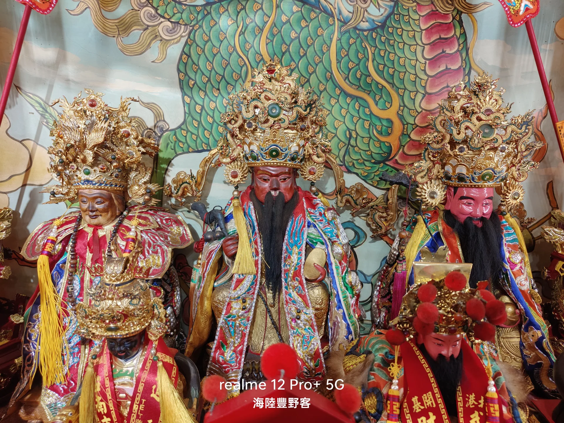 經過在地耆老祭拜請示後，再過增加一隻伯婆共下來服祀，就變成一隻伯公廟裡肚有兩個伯公、一個伯婆，三神共祀个奇景。廖佳仁攝