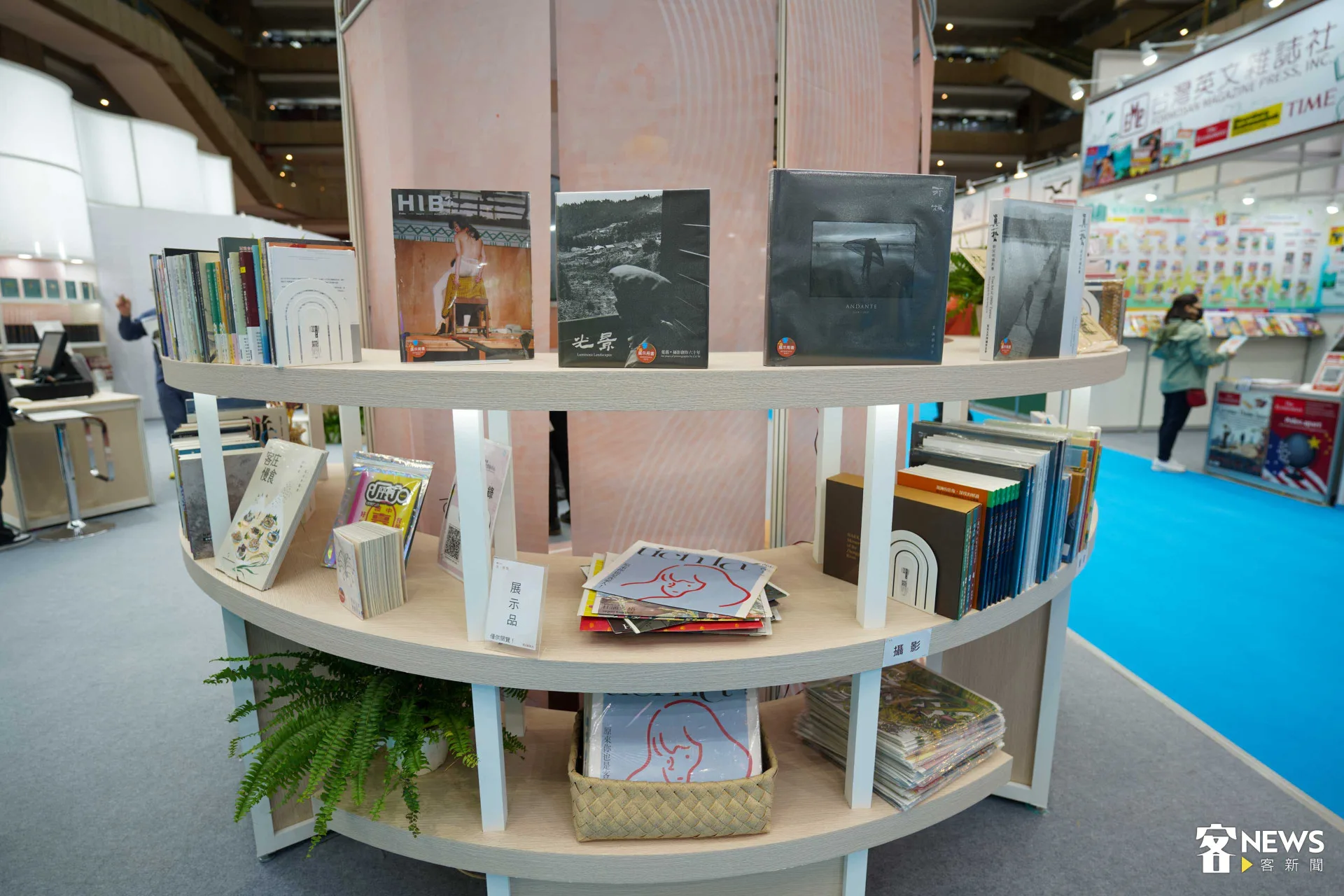 台北國際書展客家館展出客家公共傳播基金會出版品。范修語攝