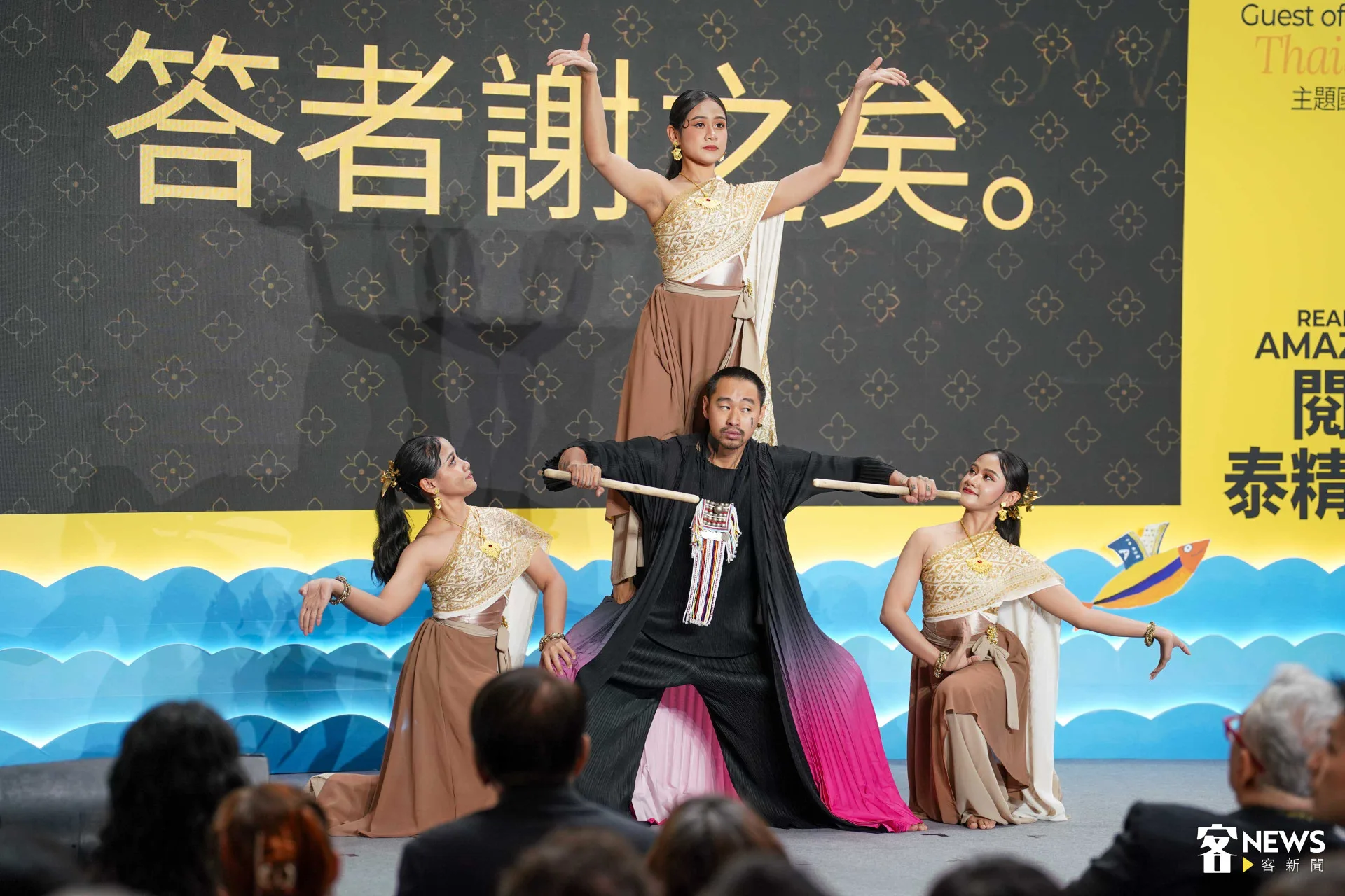 台北國際書展開幕，今年主題國是泰國，邀請泰國表演藝術團體Thai-play Group擔綱演出。范修語攝