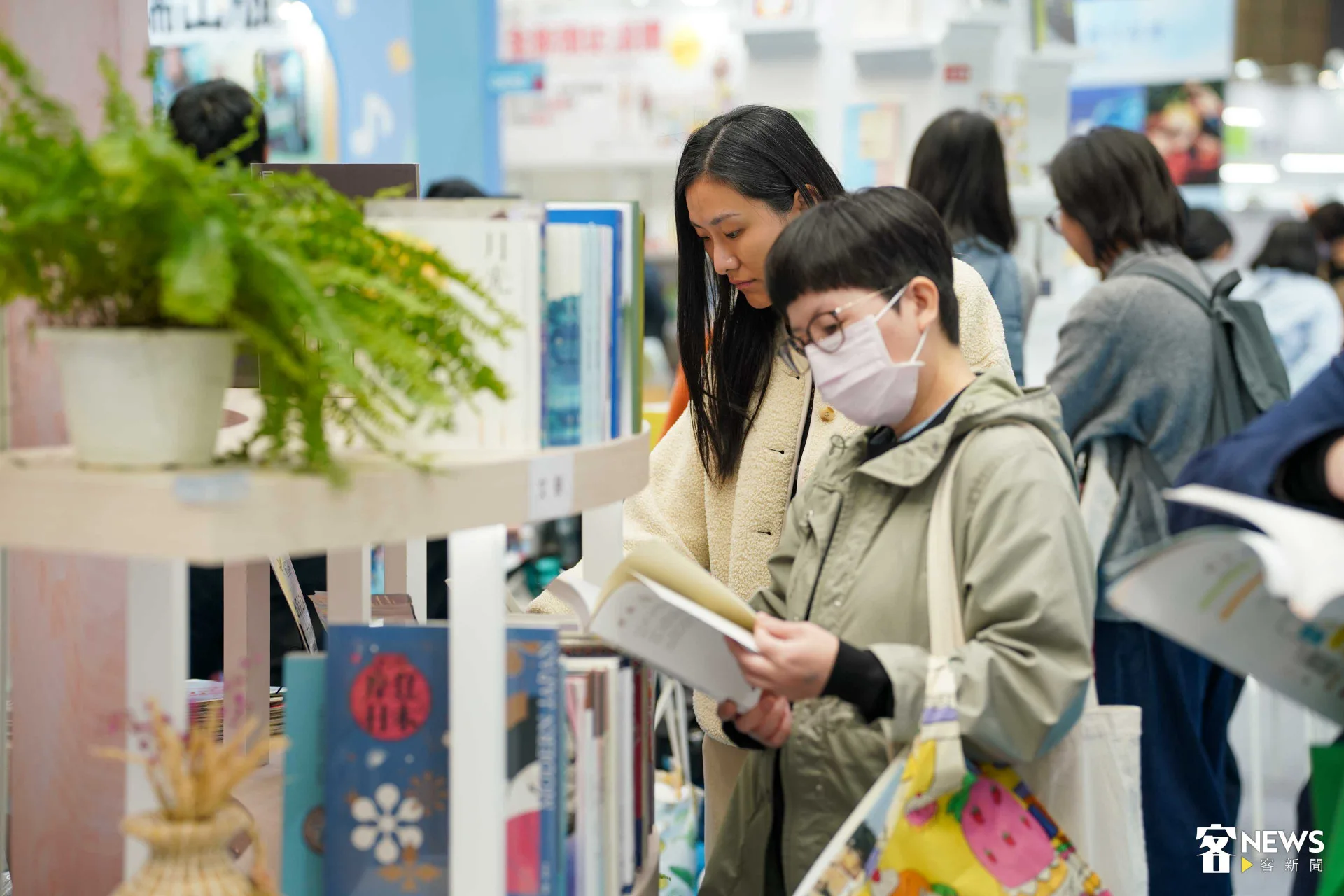 台北國際書展客家館以「客．應聲」為主題，展出近1500本客語文學作品。范修語攝