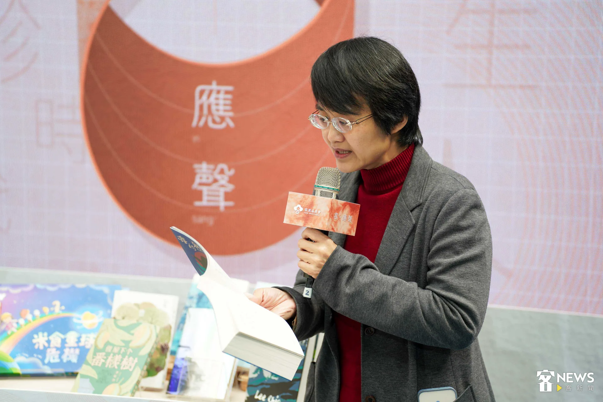 客委會主委古秀妃朗讀甘耀明小說作品《我的鴉鵲公主》。范修語攝