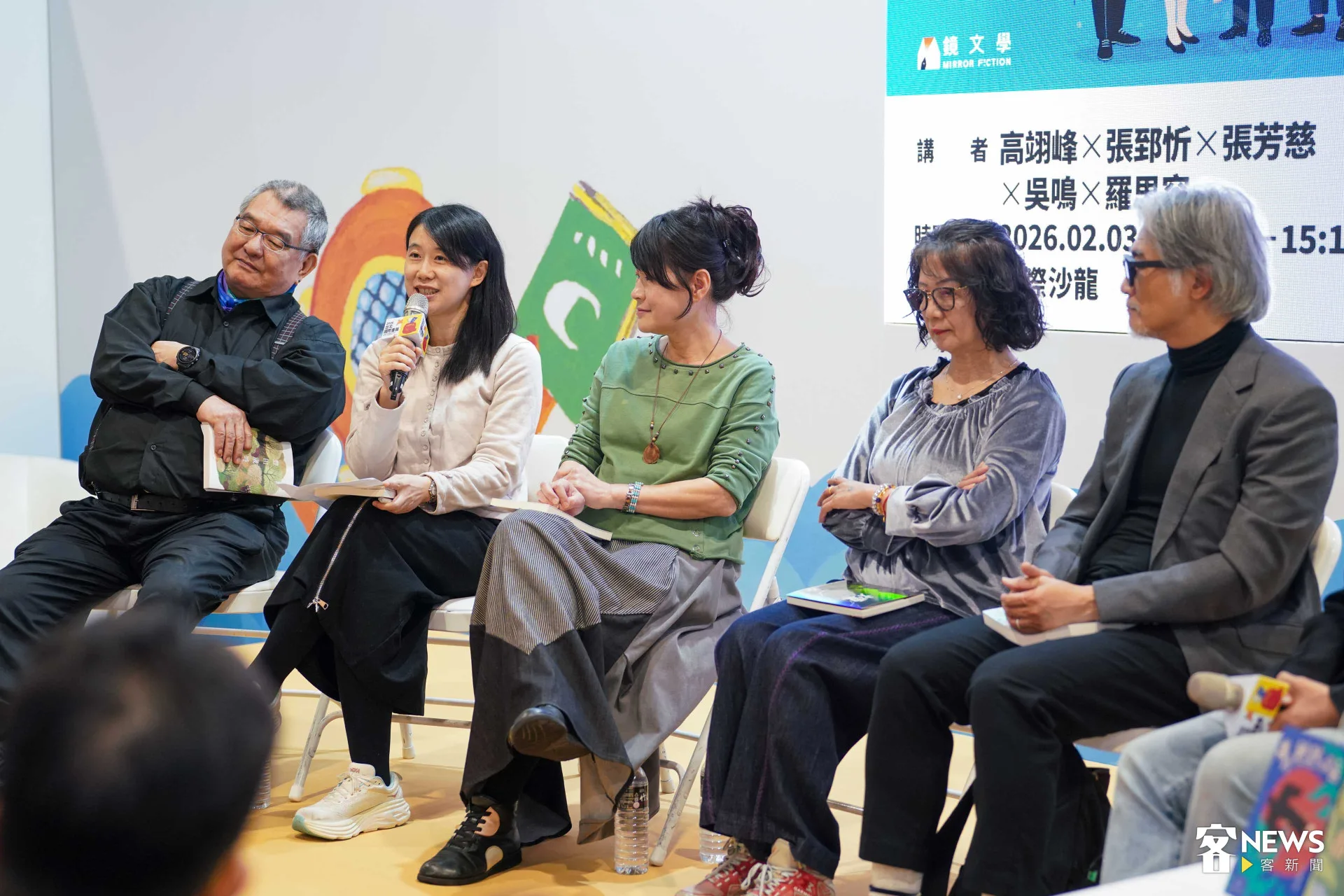 左起吳鳴、張郅忻、羅思容、張芳慈、高翊峰,在台北國際書展「國際沙龍」舞台,暢談以客語文寫作的心路歷程。范修語攝