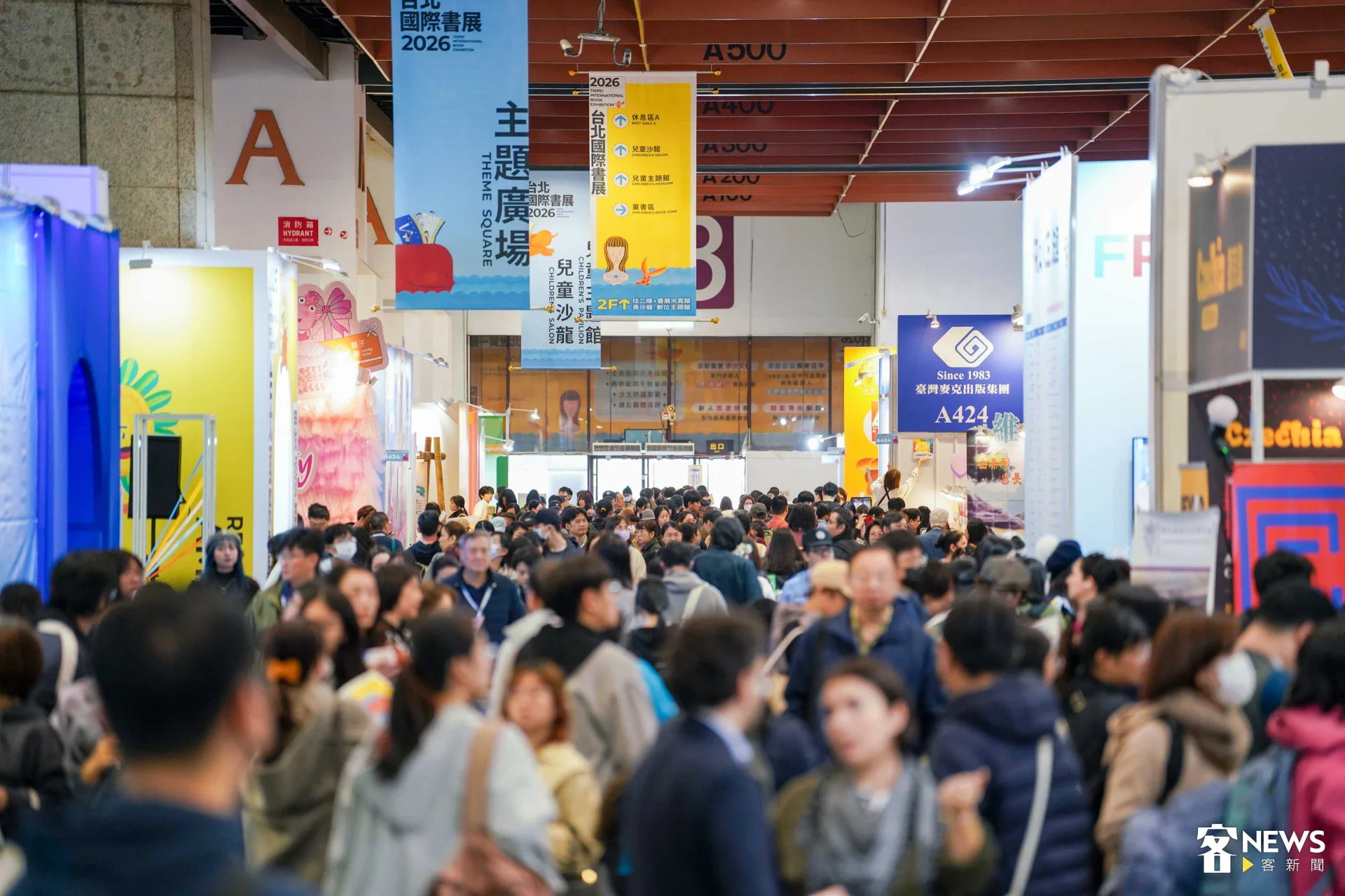 台北國際書展開幕首日即湧入大量人潮。范修語攝