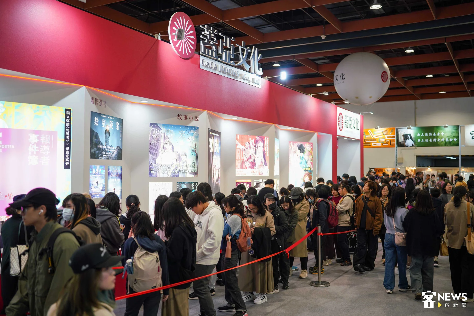 蓋亞文化出版多本華文原創作品，每年書展都吸引大量年輕人排隊入場。范修語攝