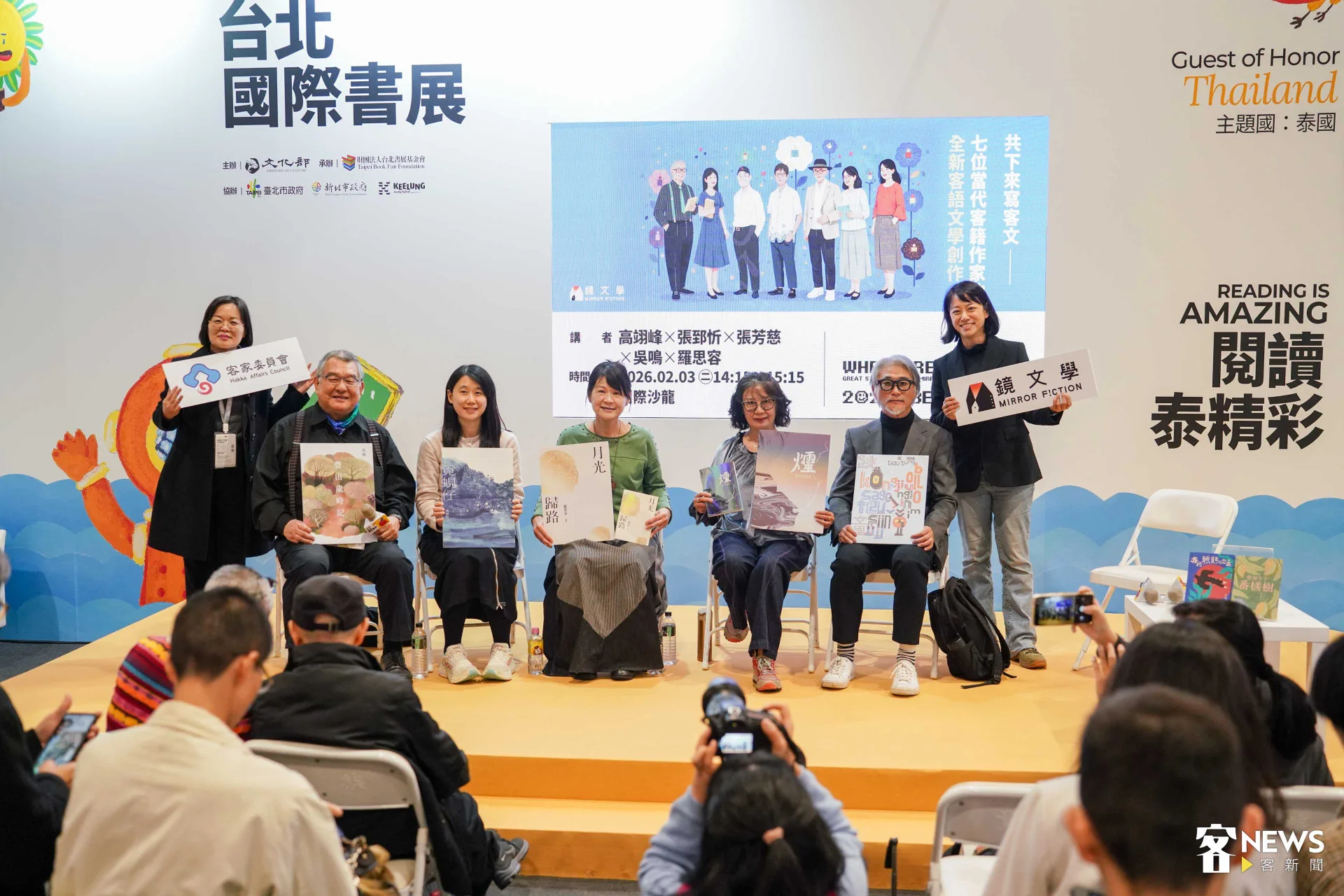 客委會與鏡文學邀請作家吳鳴、張郅忻、羅思容、張芳慈、高翊峰,在台北國際書展「國際沙龍」舞台,暢談以客語文寫作的心路歷程。范修語攝