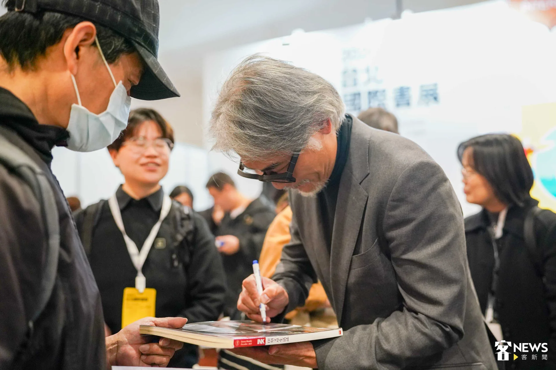 不少讀者拿著作家作品希望能獲得親筆簽名。范修語攝