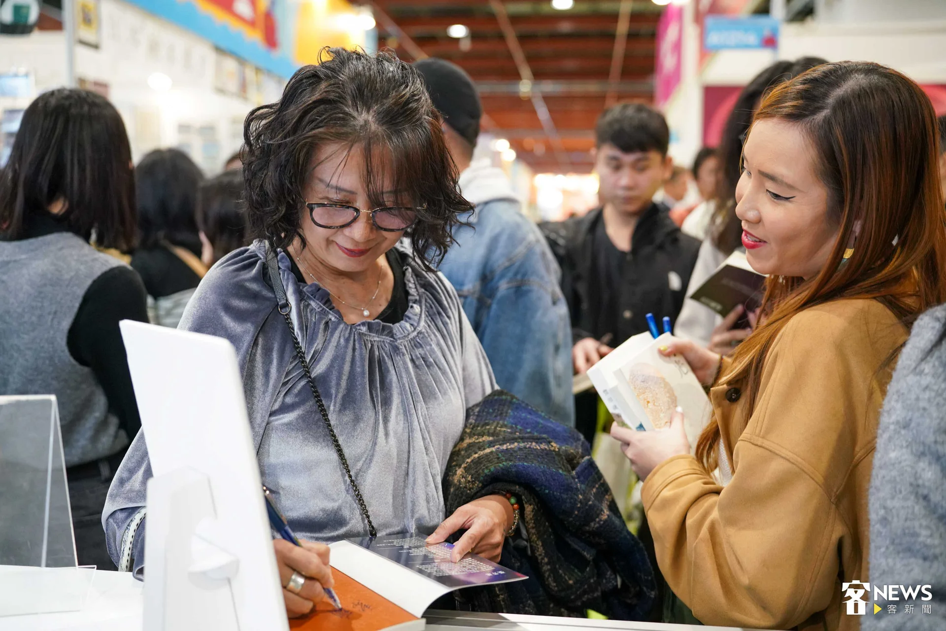 不少讀者拿著作家作品希望能獲得親筆簽名。范修語攝