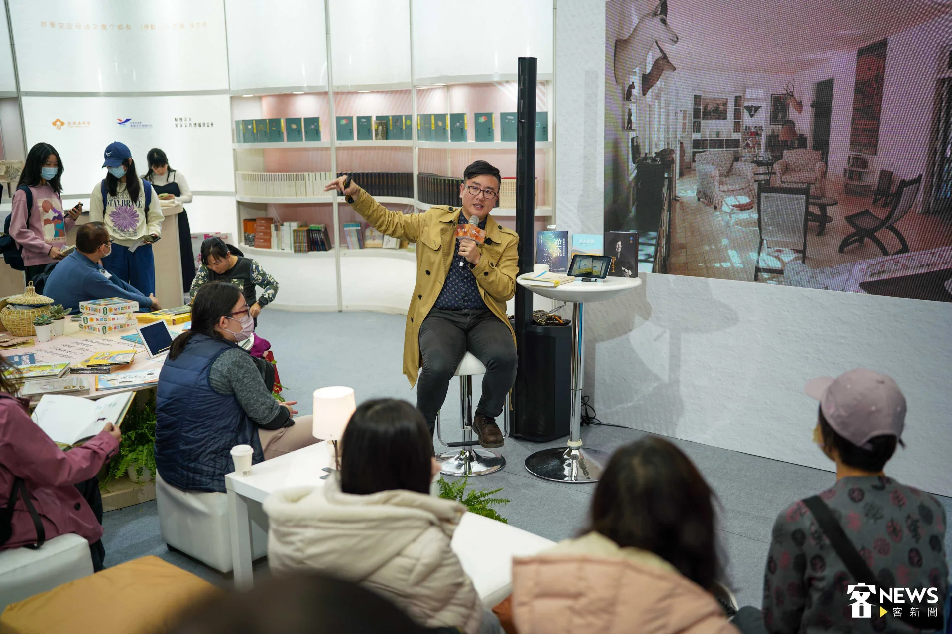 台北國際書展客家館舉辦多場活動,今天下午邀請龍潭文風造庄聯盟理事長蔡濟民分享龍潭造庄願景。范修語攝